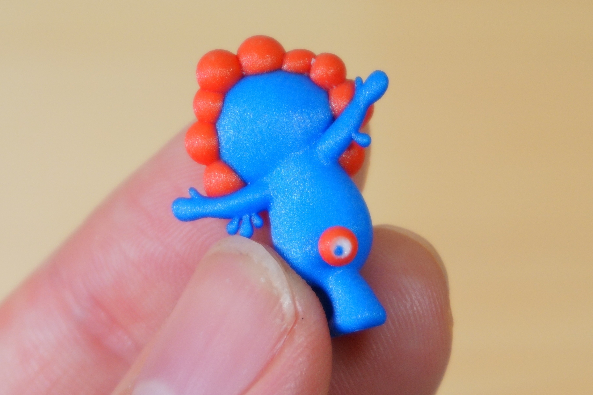 キーホルダーくらいの大きさのフィギュアだと、細かな部分のみあとから印刷・彩色したり、色違いの別パーツを組み合わせたりする製造方法もあるが、本製品では3Dプリンターを用いることで1/150サイズを実現したという