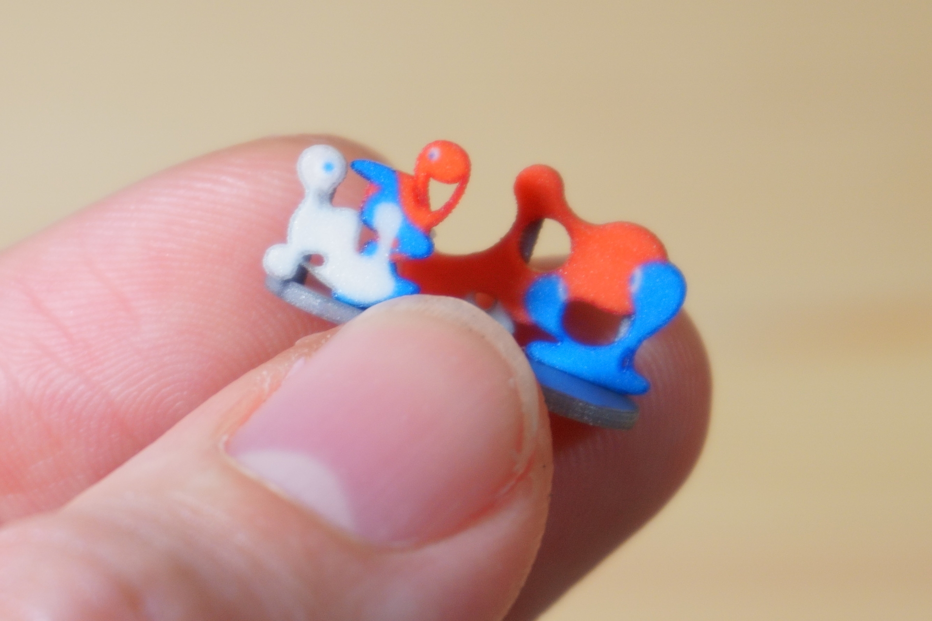 キーホルダーくらいの大きさのフィギュアだと、細かな部分のみあとから印刷・彩色したり、色違いの別パーツを組み合わせたりする製造方法もあるが、本製品では3Dプリンターを用いることで1/150サイズを実現したという