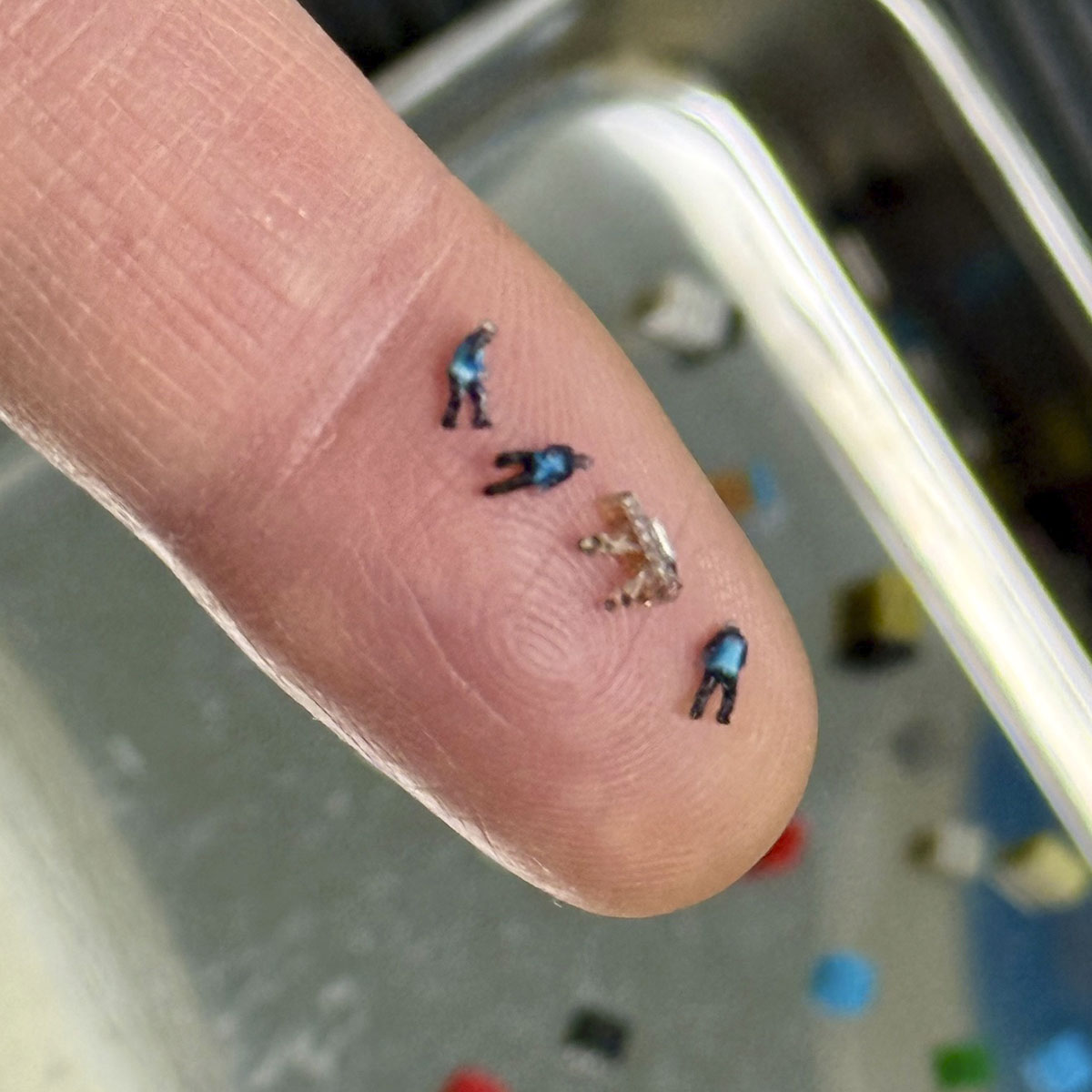 1100万色対応フルカラー3Dプリンターで製造された400分の1スケールの救急隊員とストレッチャー（写真提供：箱庭技研）