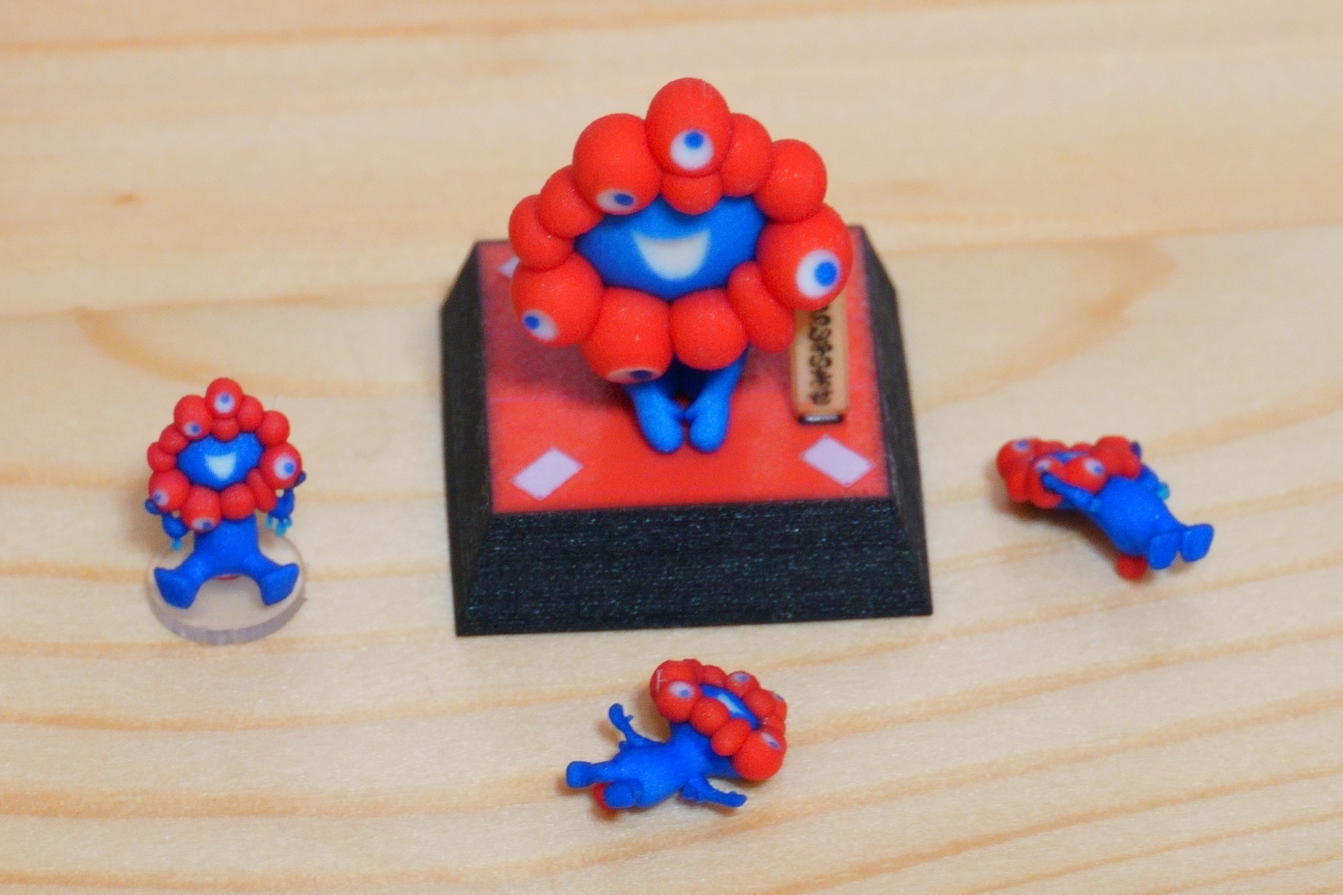 ミニミニフィギュアはアクリル台座を接着剤でくっつける必要がある。台座の保護紙を剥がすのがわりと大変だったので、記者は1体でいったんギブアップ