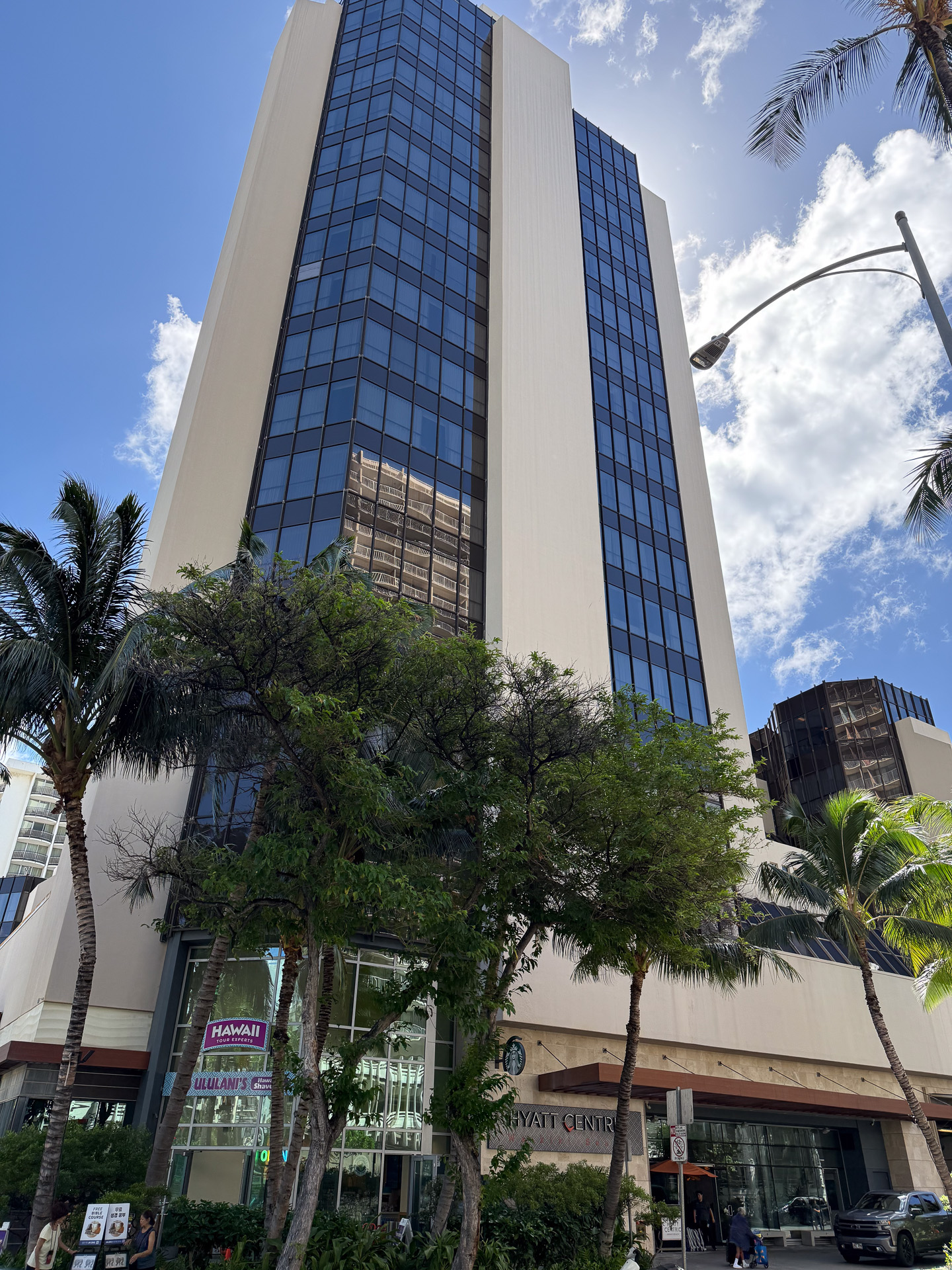 クヒオ通りとシーサイド・アベニューの交わる角にある「ハイアット セントリック ワイキキ ビーチ」