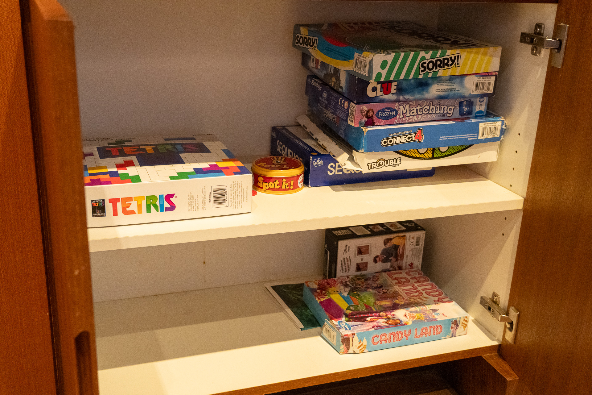 戸棚のなかにはボードゲームが。さすがに英語だが、テトリスなら問題なく遊べそう