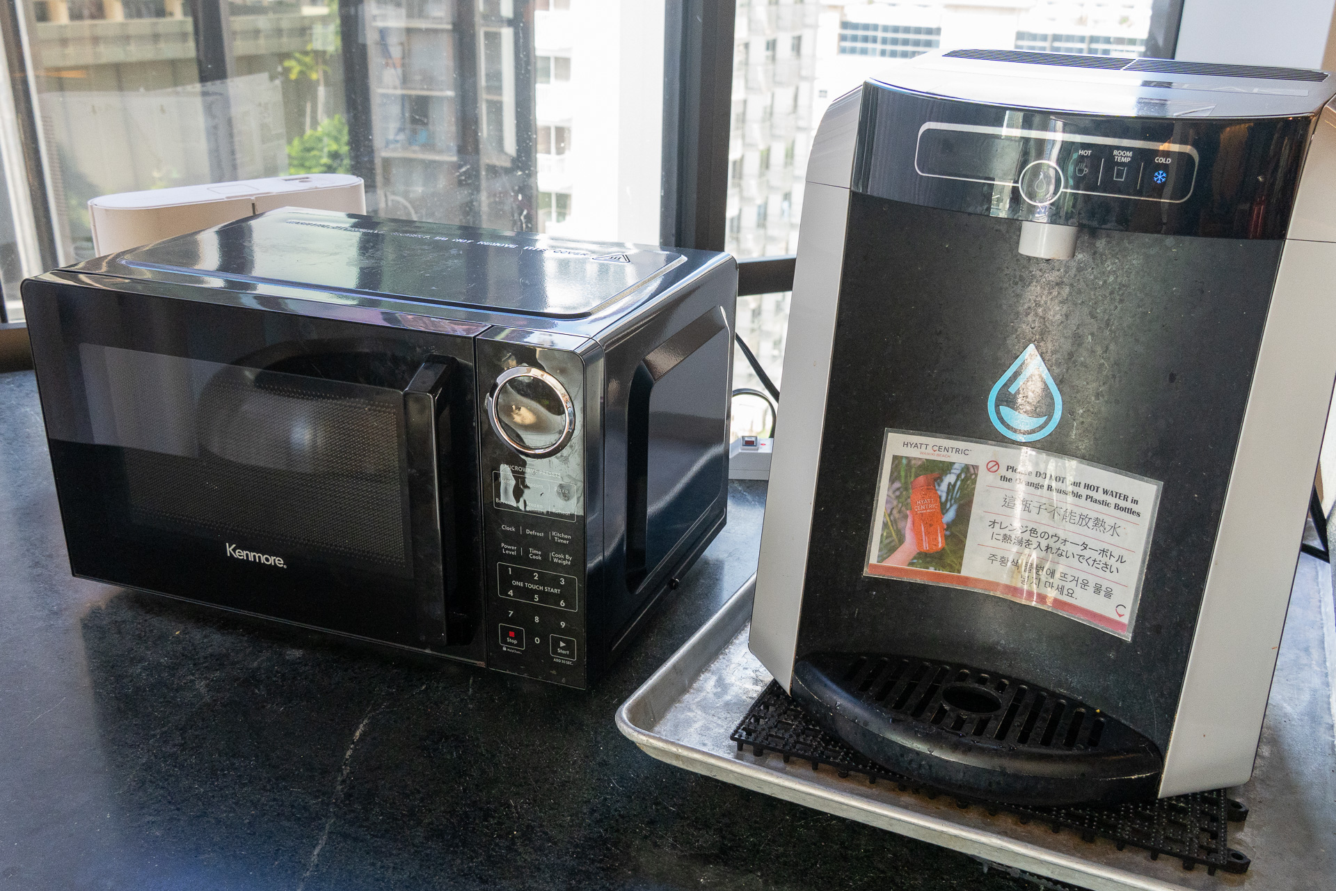 着席スペースの一角にある電子レンジとウォーターサーバー。熱湯も出る