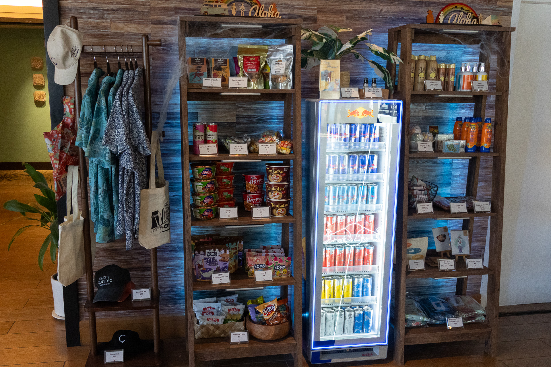 フロントのすぐ横にはスナックや軽食、ドリンクの販売スペースが。お土産、というよりは滞在中にすぐ使えるアイテム中心