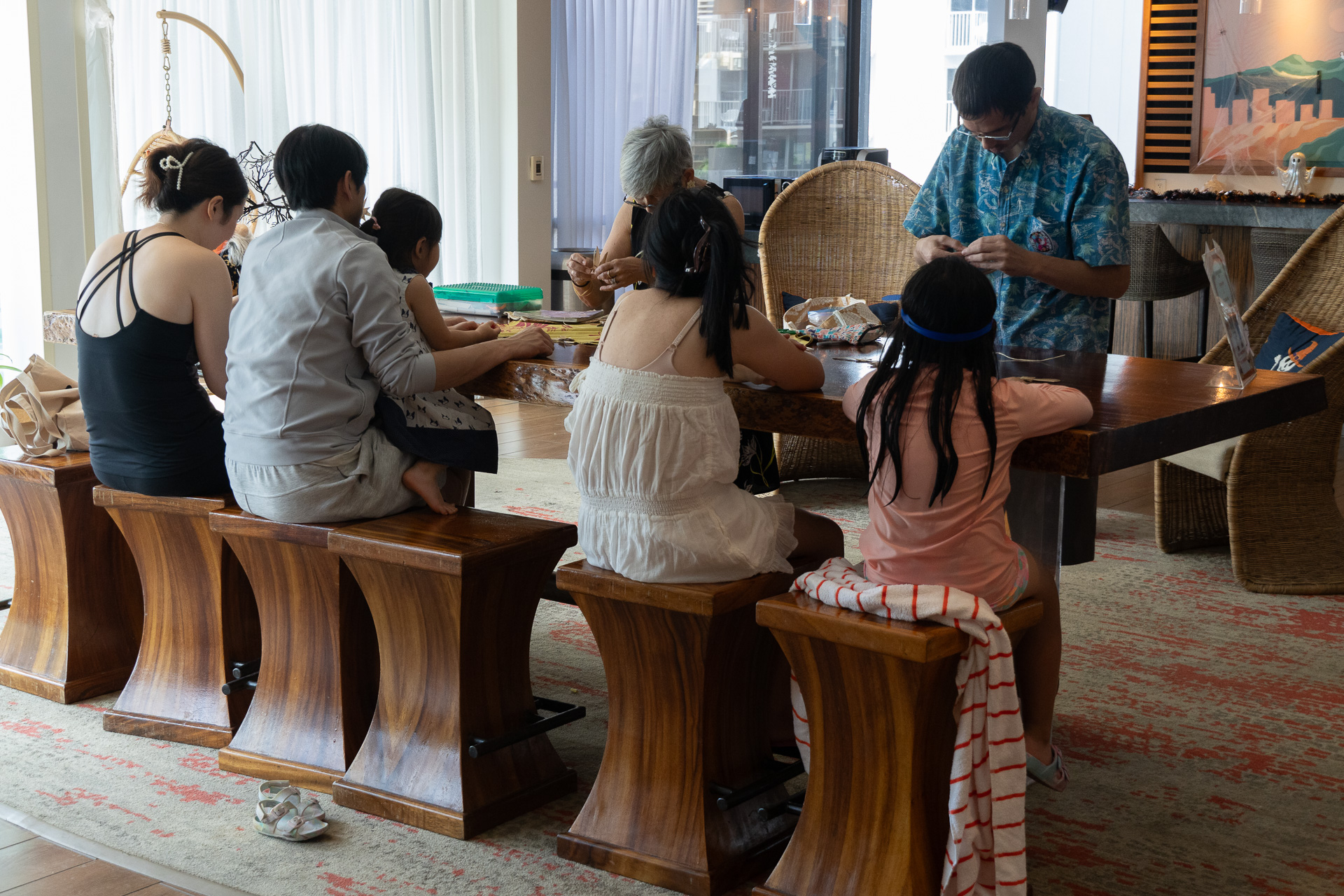 宿泊者向けのアクティビティとして、日替わりでヨガやフラレッスン、レイ作り体験などを行なっている。参加は無料