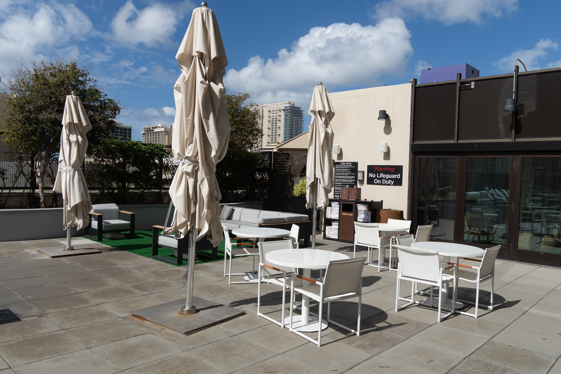 スプラッシュラウンジではカバナも無料。飲食類の持ち込みもOK