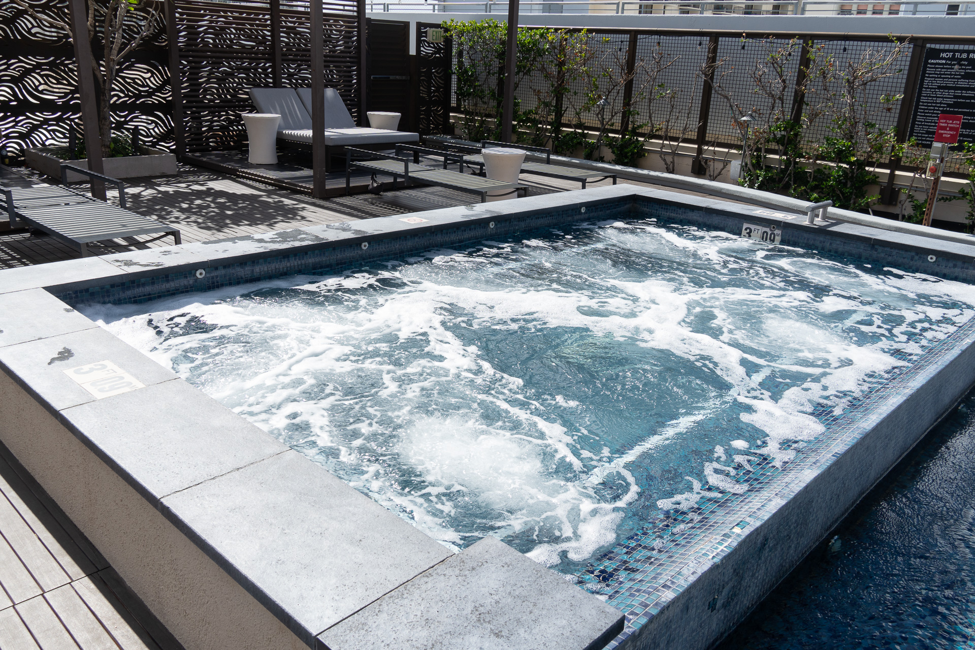 スプラッシュラウンジではカバナも無料。飲食類の持ち込みもOK