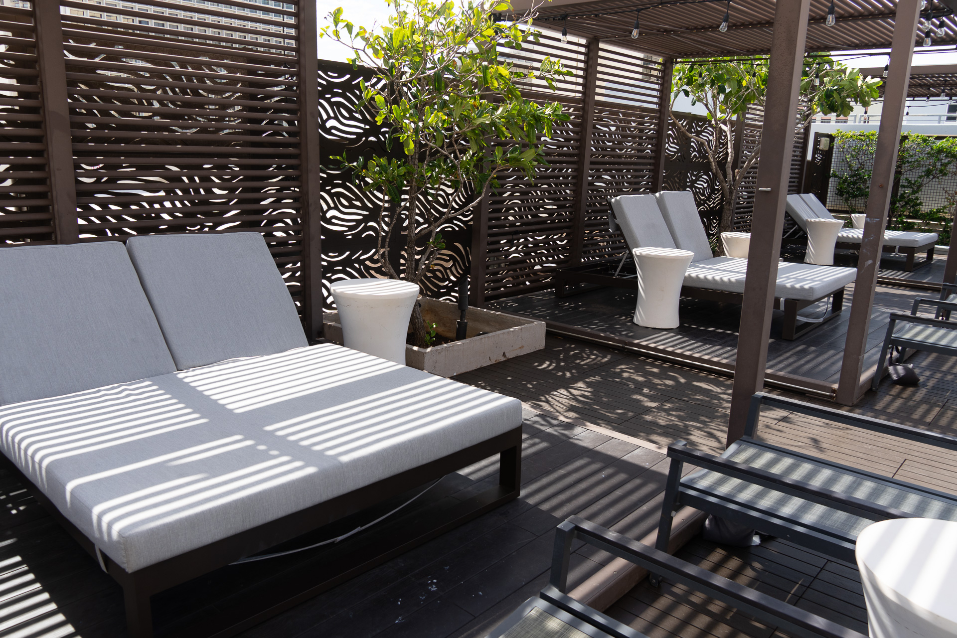 スプラッシュラウンジではカバナも無料。飲食類の持ち込みもOK