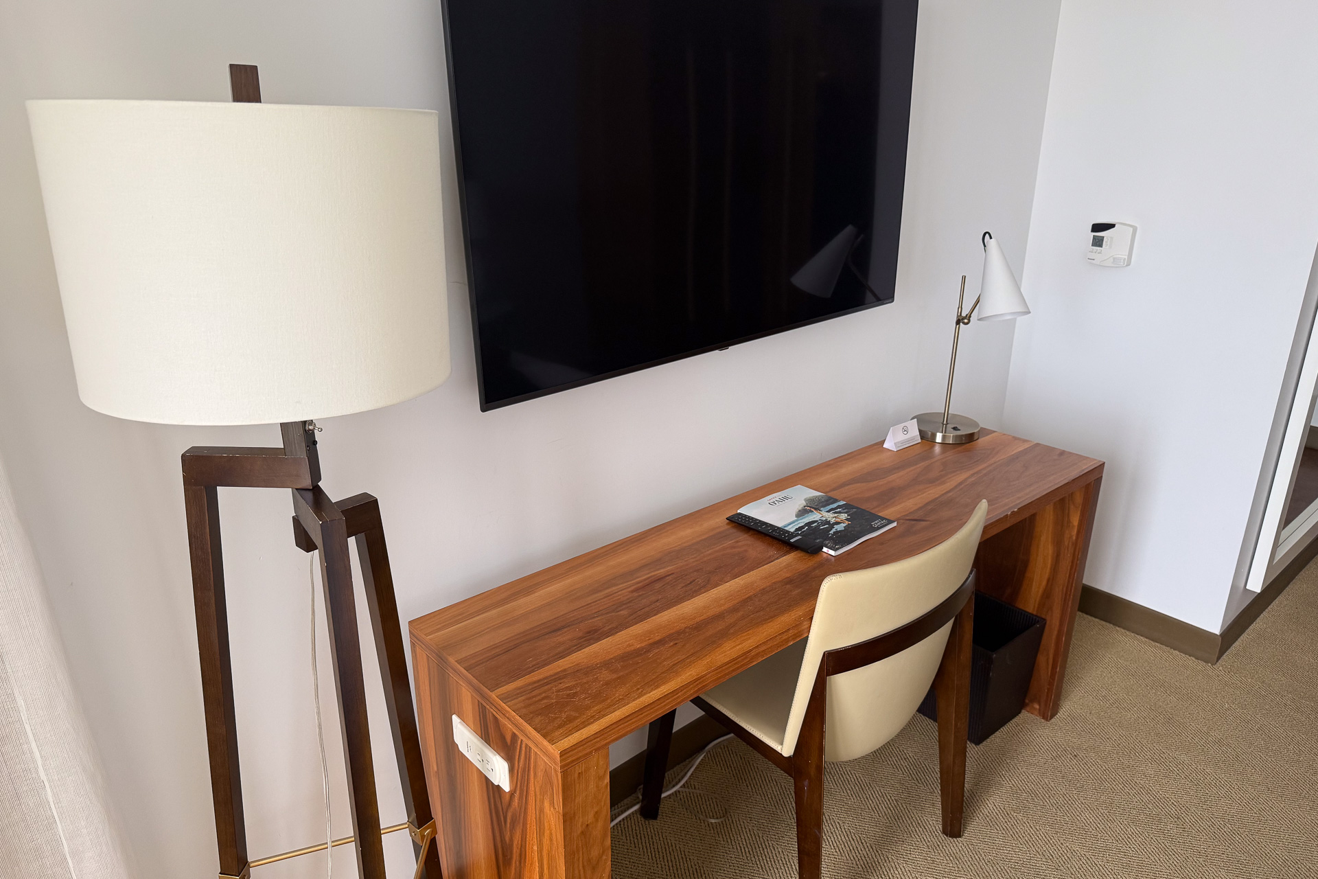 PC作業に集中するならこのデスクで。両脇の照明を付けると夜でも十分な明るさがある