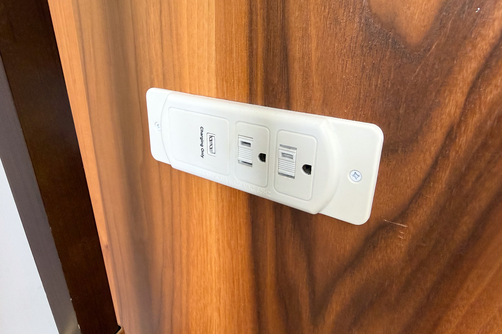 テーブルの横にはコンセントがある。充電用のUSB Type-Aポートも