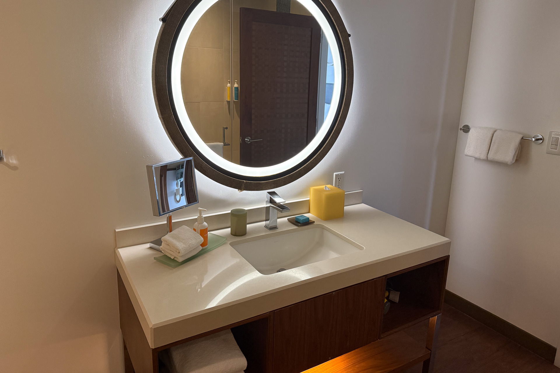 照明を埋め込んだミラーはコンタクトレンズの付け外しもしやすい明るさ。足元の照明も夜間に助かる