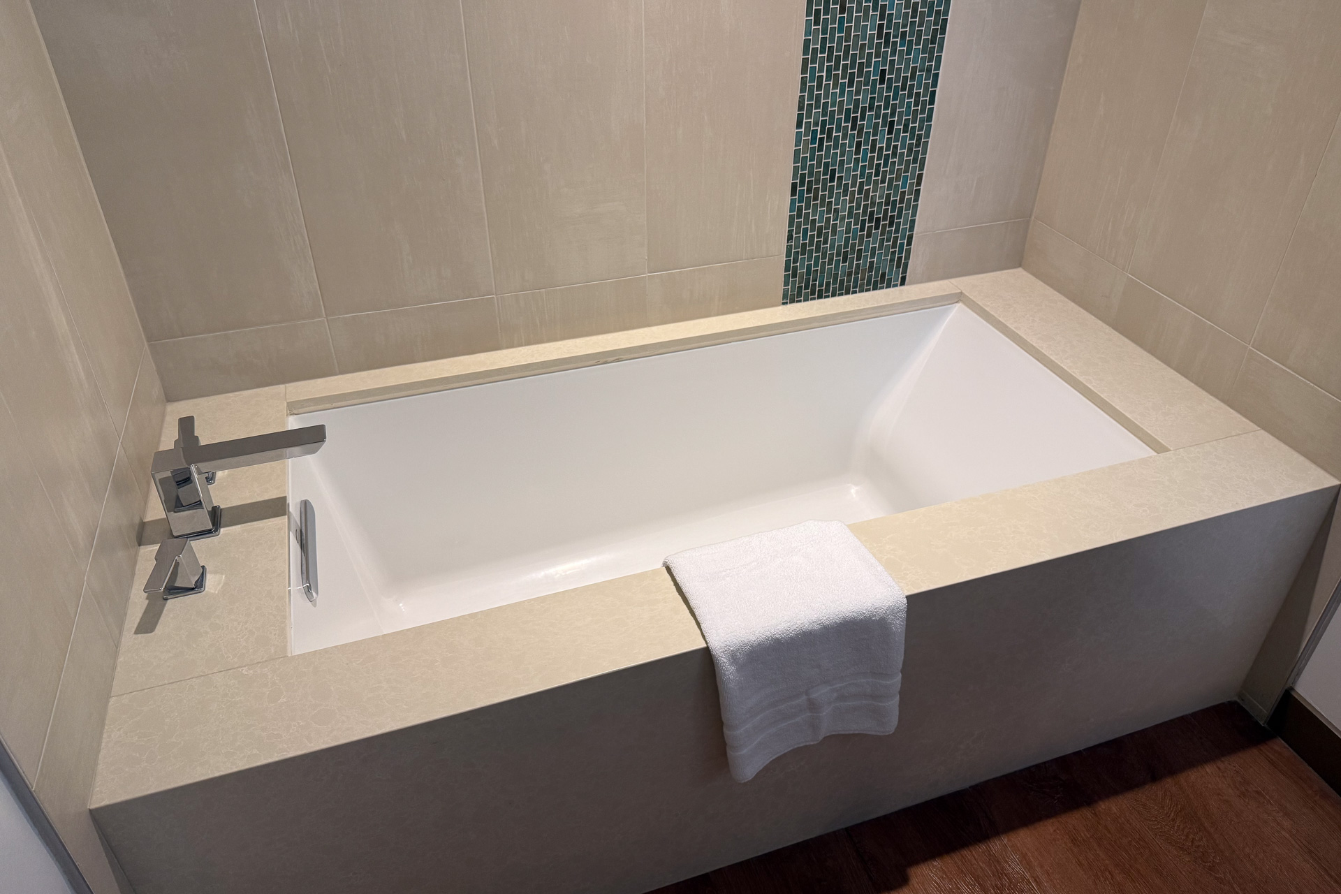 独立した浴槽はさすがの大きさで、足を伸ばして浸かれるサイズ