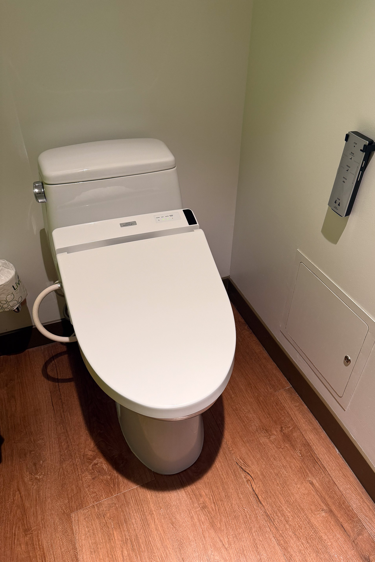 海外で出会うとこんなにうれしいことはない、温水洗浄便座付きのトイレ