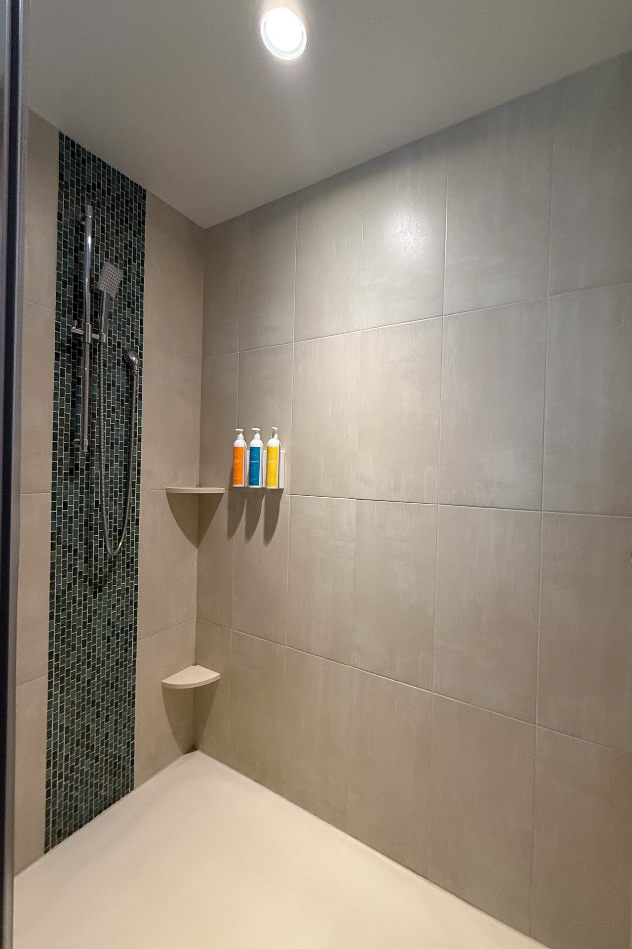 写真は広角撮影で誇張されているが、実際のシャワーブースもかなり広かった