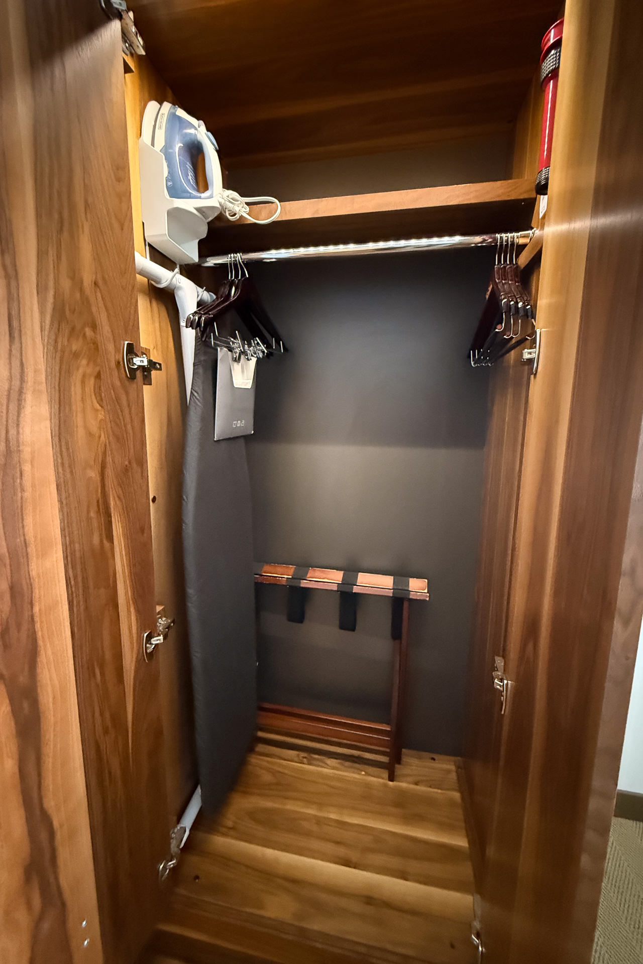 客室入ってすぐ横に大きなクローゼットが2台あり、1つはハンガーラック、もう1つは冷蔵庫とセキュリティボックス、コーヒーマシンなどが収められている