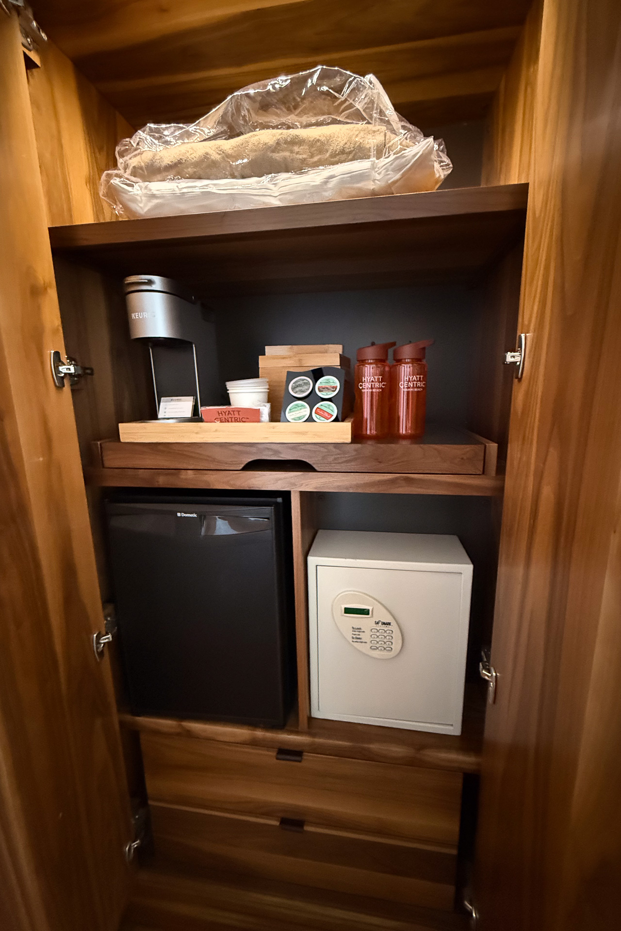 客室入ってすぐ横に大きなクローゼットが2台あり、1つはハンガーラック、もう1つは冷蔵庫とセキュリティボックス、コーヒーマシンなどが収められている