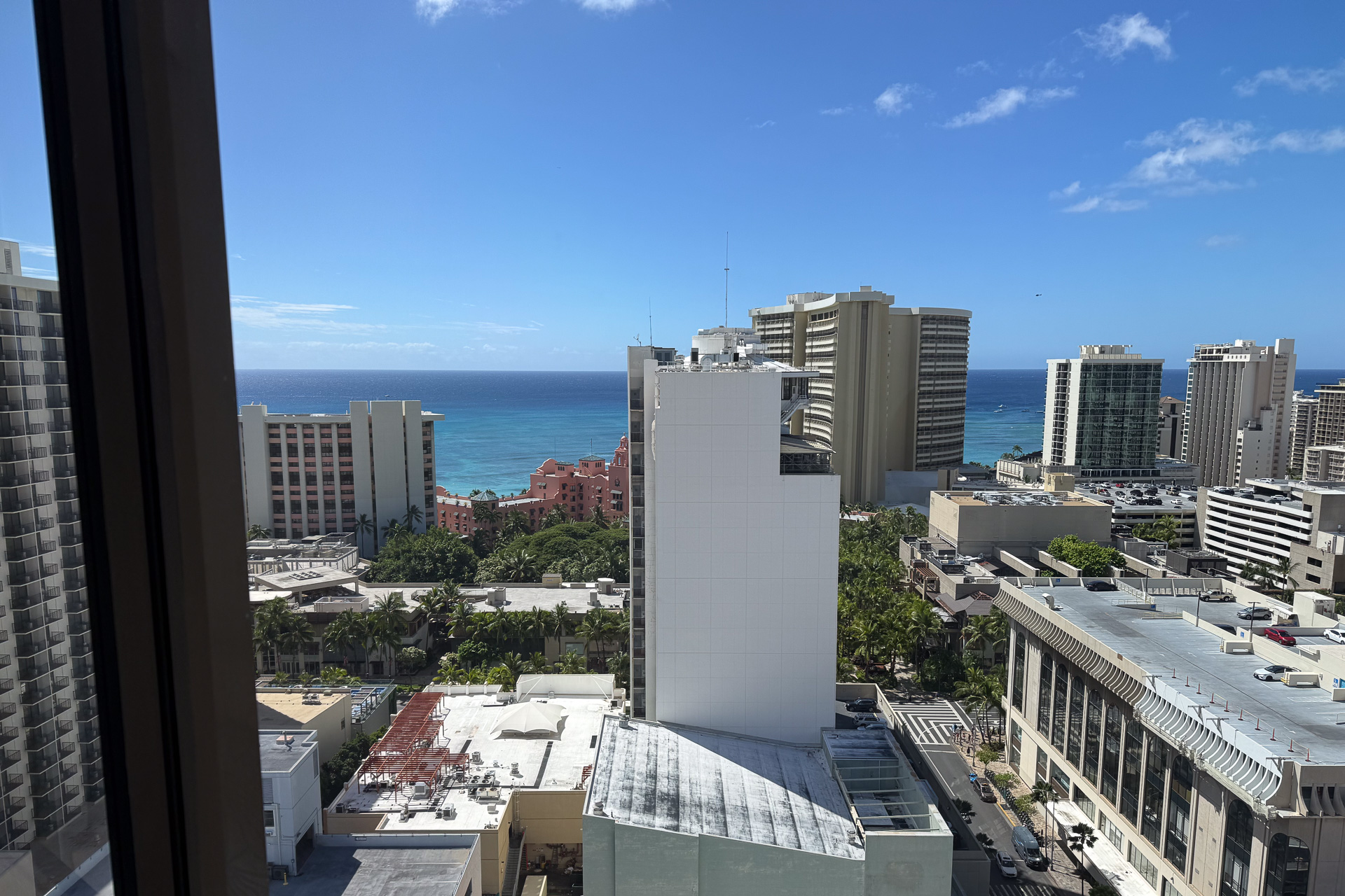 少々距離はあるが、ワイキキの青い海がいつでも眺められるのは気分がいい