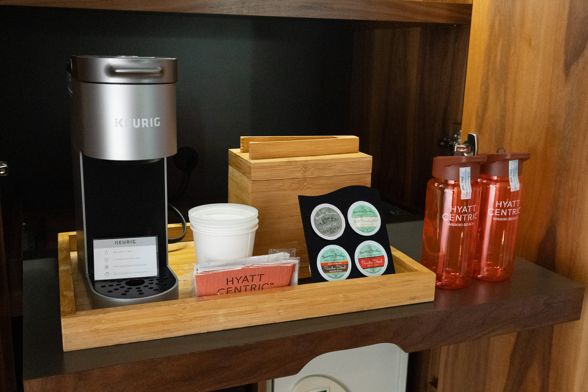 クローゼットにはKEURIG（キューリグ）のコーヒーマシン、カプセルとオリジナルのウォーターボトルが入っている。ボトルは持ち帰りも可