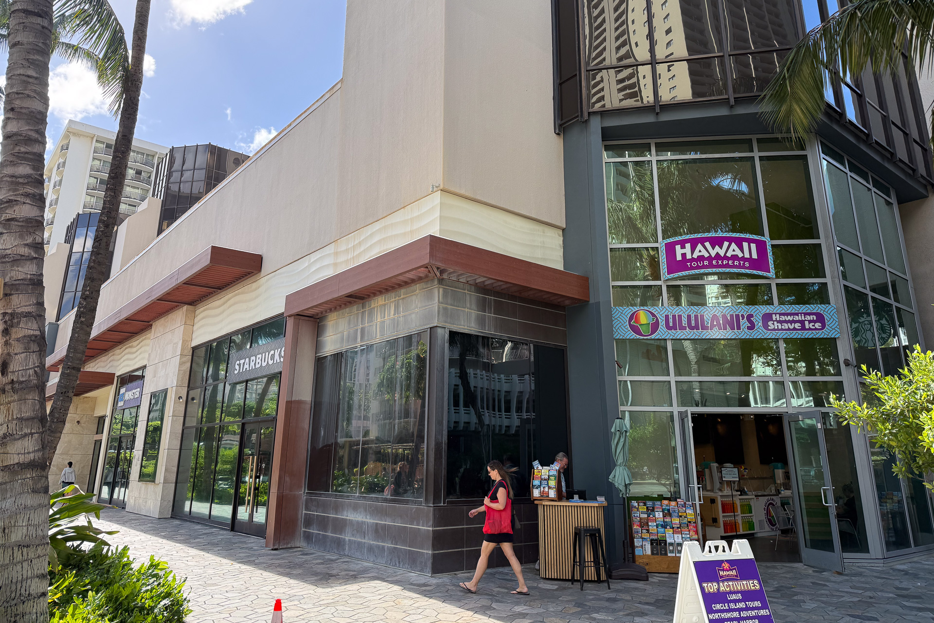 ホテル1階をぐるっと北側（クヒオ通り側）に回り込むとレストラン郡が現われる