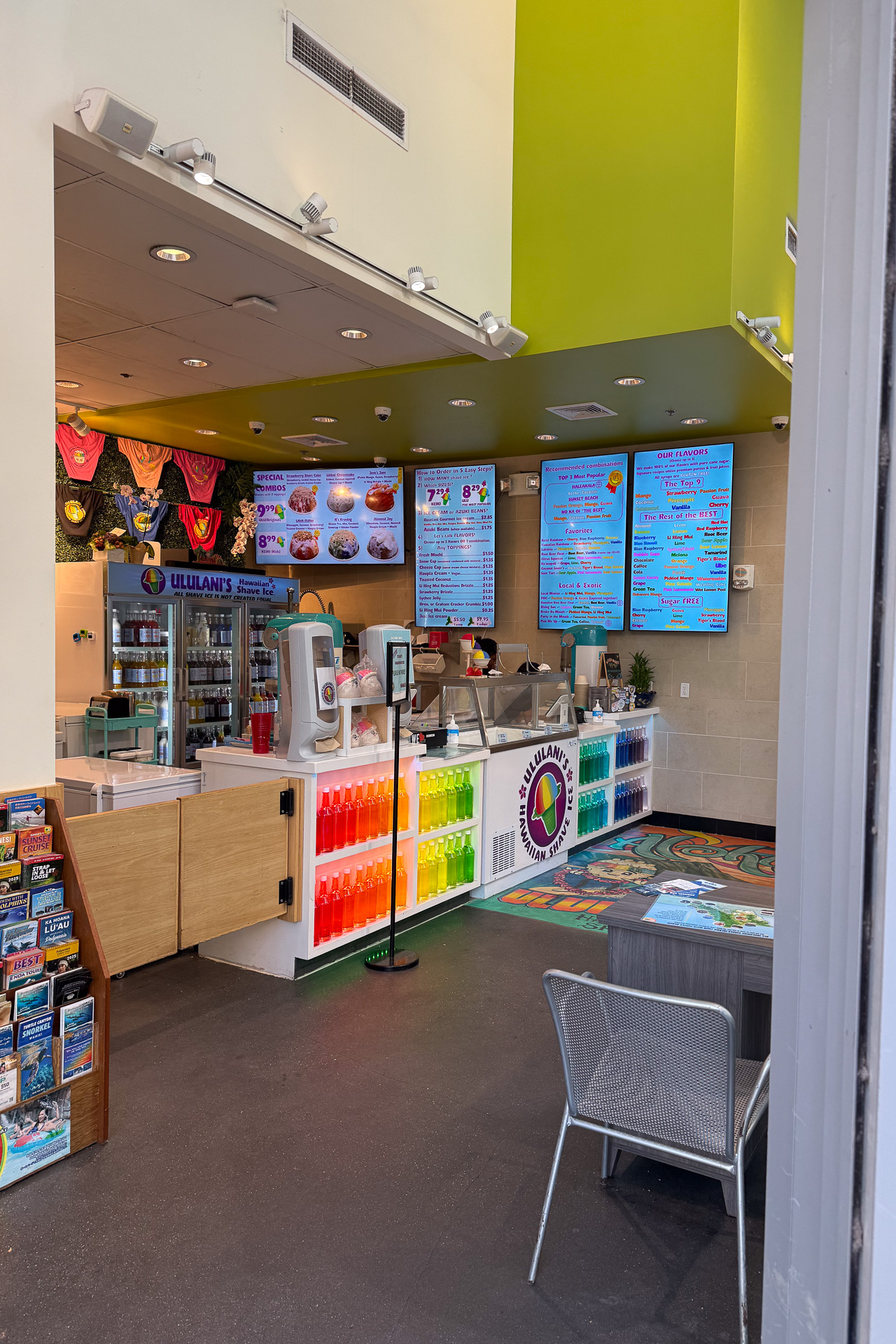 現地アクティビティの案内所も兼ねているシェイブアイス（かき氷）店