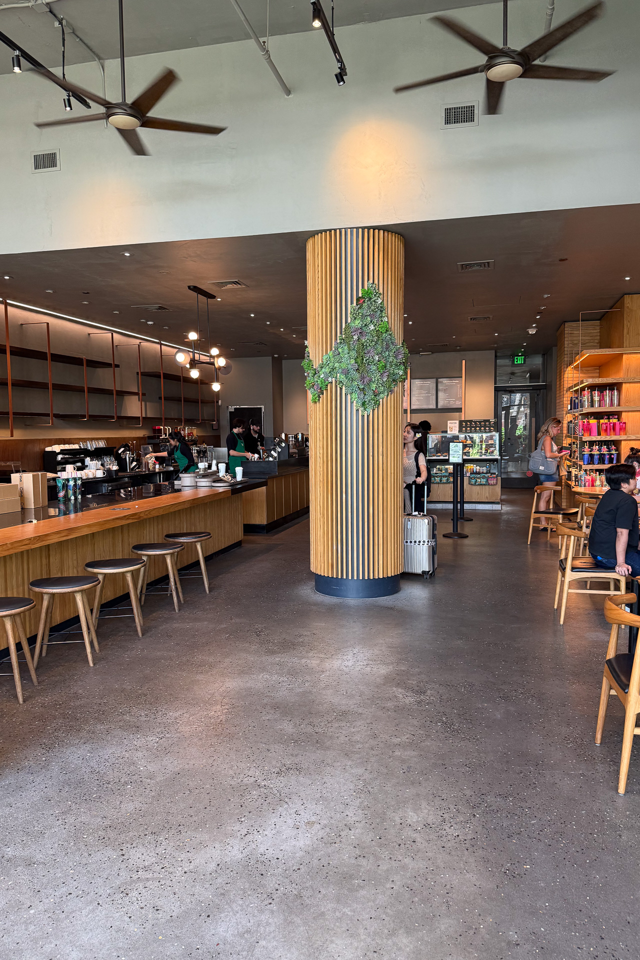 このスターバックスコーヒーは穴場なのか、ゆとりある店内