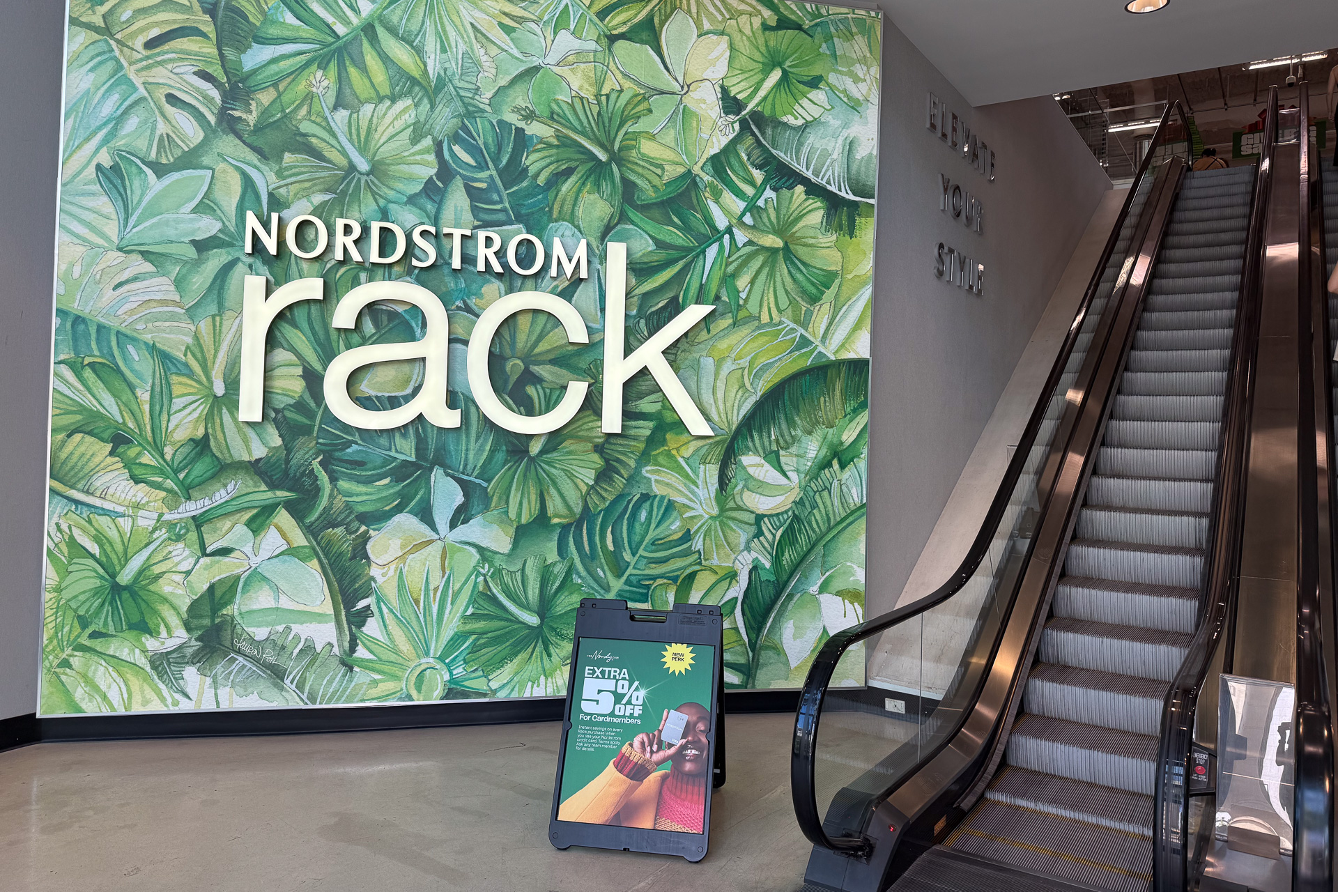 1階からエスカレーターで上がると、衣類や靴、バッグ、生活雑貨を扱うノードストローム・ラックがある。忘れ物があってもたぶんここでどうにかできる