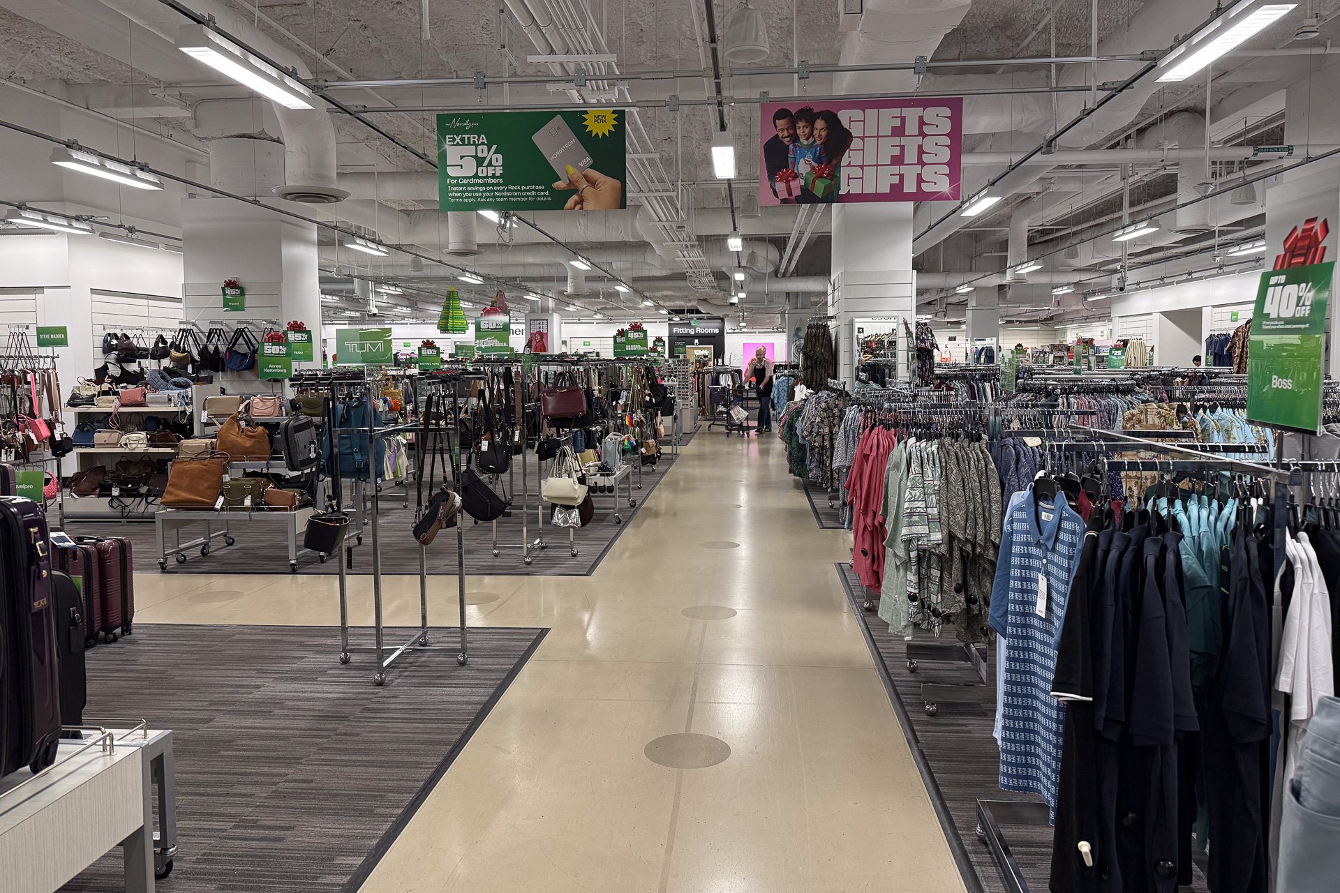 1階からエスカレーターで上がると、衣類や靴、バッグ、生活雑貨を扱うノードストローム・ラックがある。忘れ物があってもたぶんここでどうにかできる