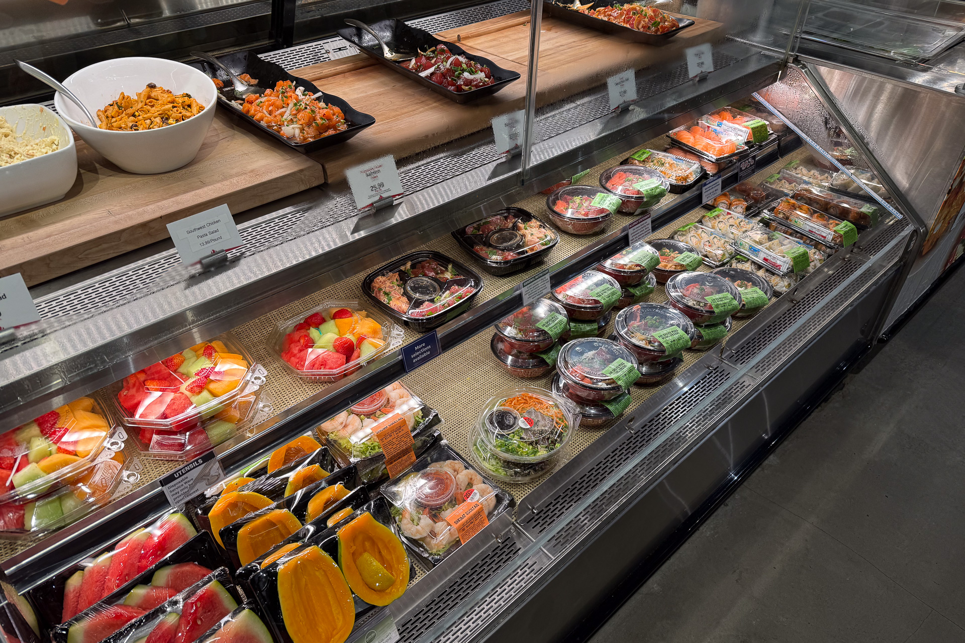 カットフルーツやサラダ、ポケ、手巻き寿司など色鮮やかな陳列