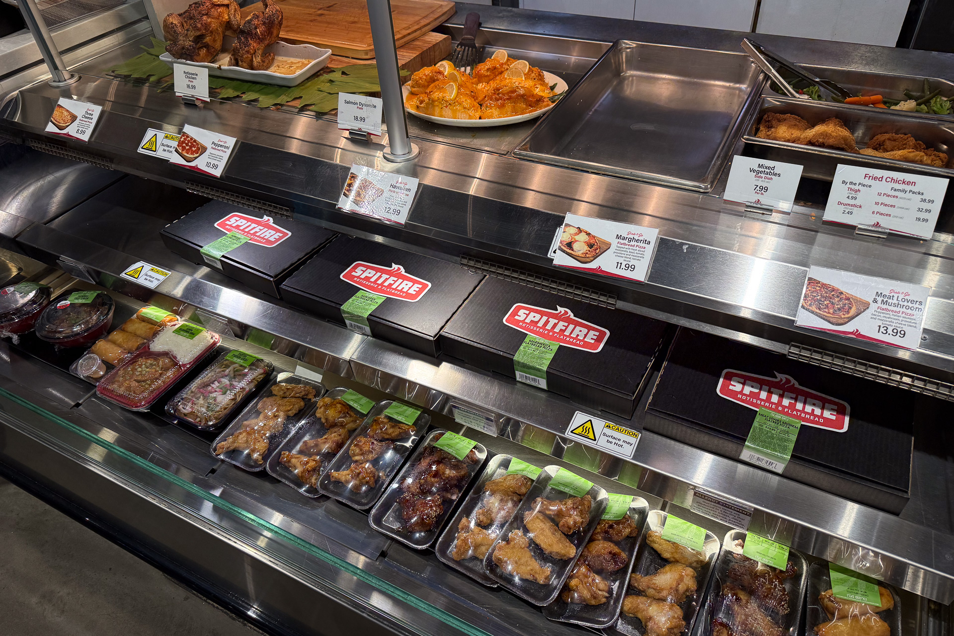 食欲をそそるお肉のパックと焼きたてのフラットブレットが並ぶ