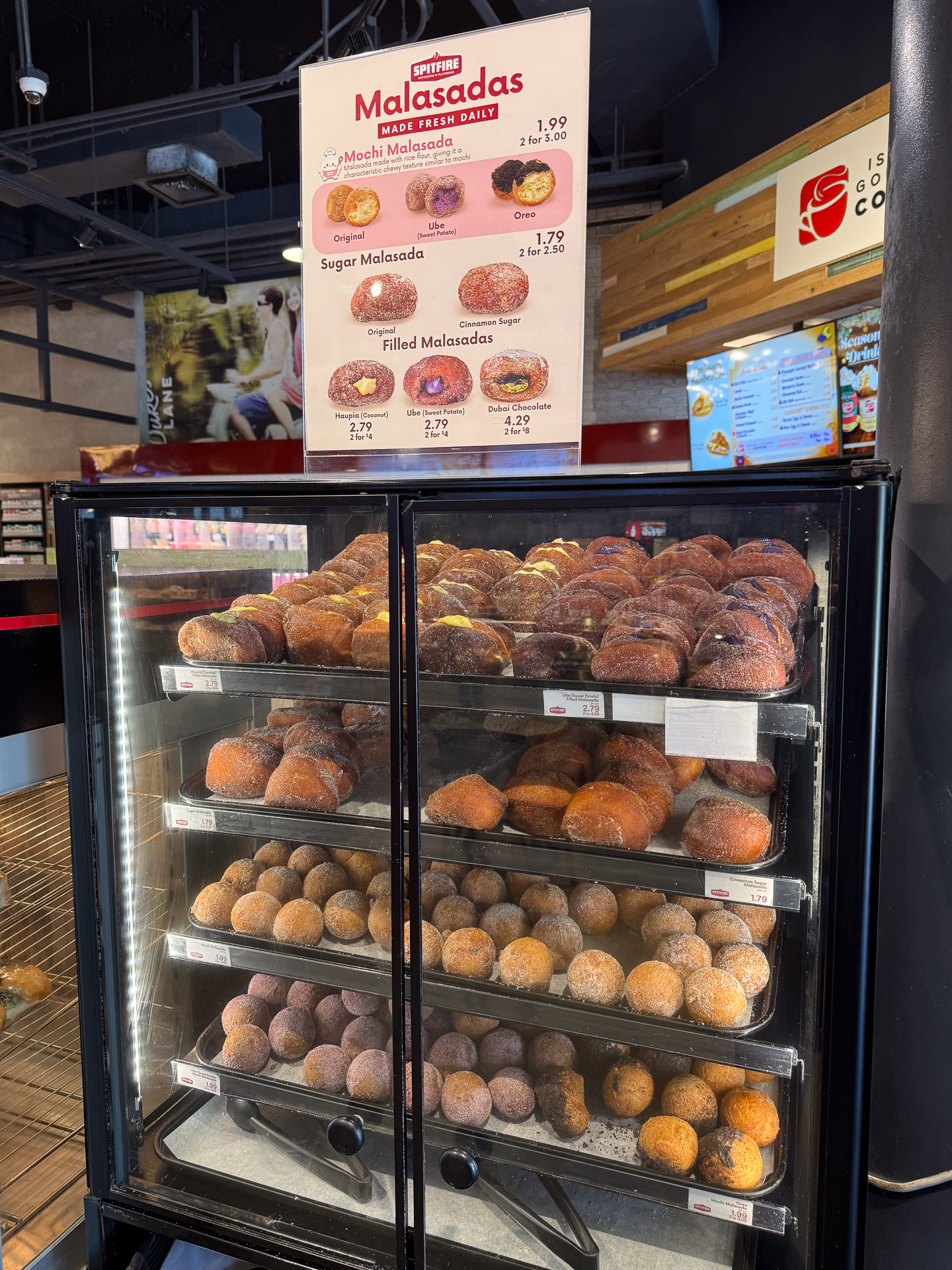 カウンターの背後にはマラサダの入ったケースも