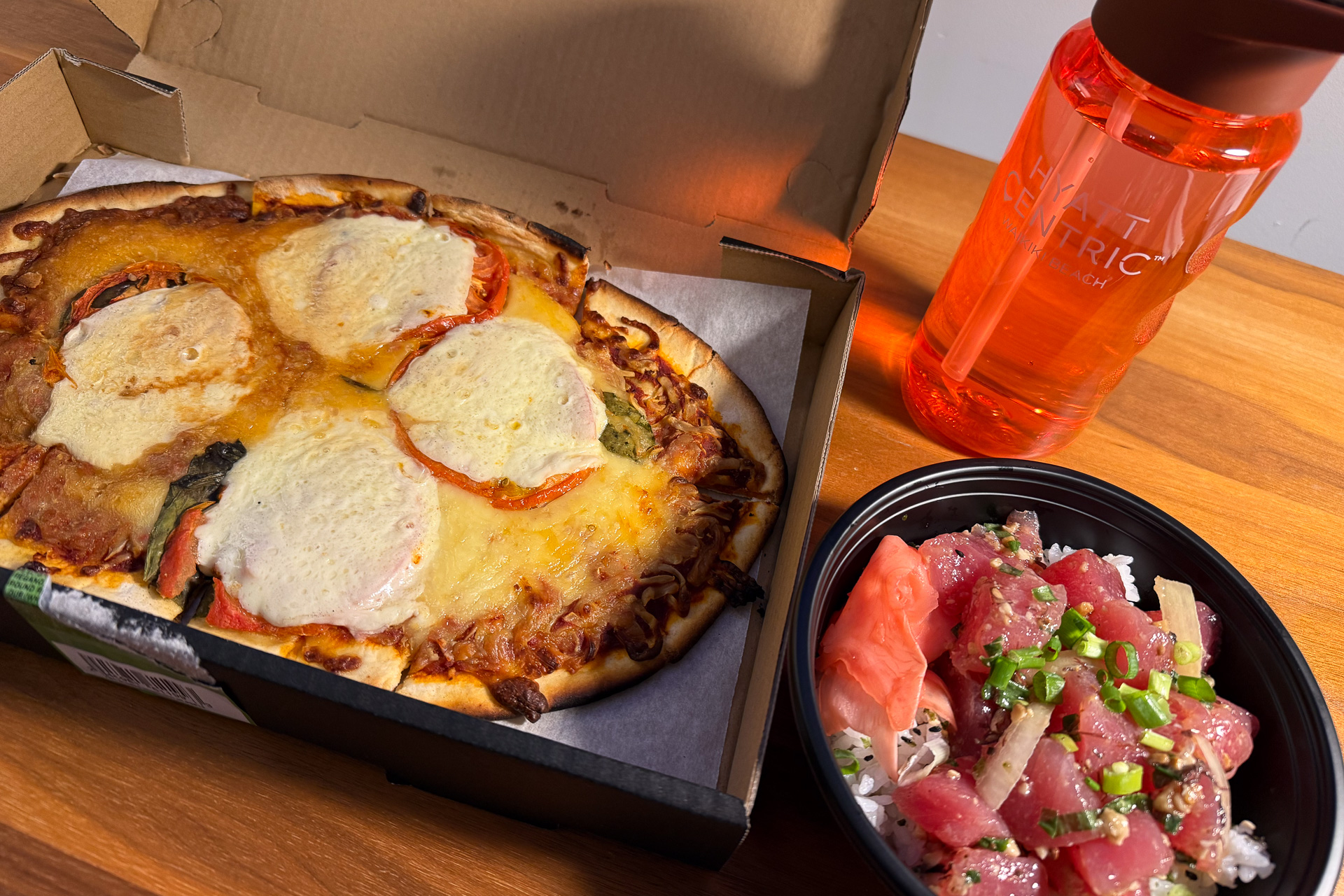 ある日の1食は、スピットファイアで購入したフラットブレッドとアヒポケにしてみた（11.99ドル＋9.49ドル）