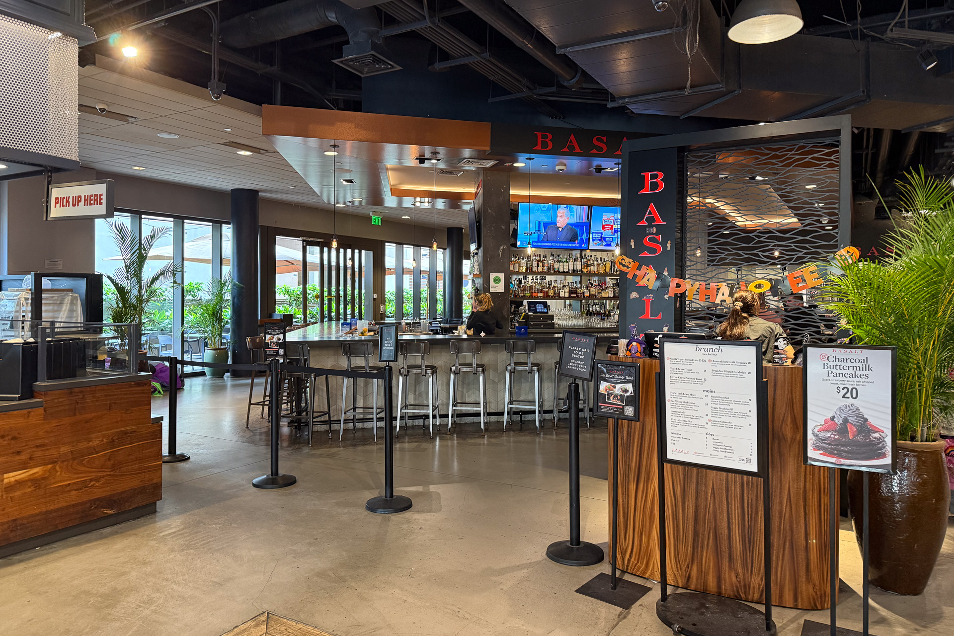 店内奥の大きなスペースを使ってレストラン・バサルトが入居。朝は7時から、夜は21時まで営業している。よく見るとところどころに日本語で案内がある