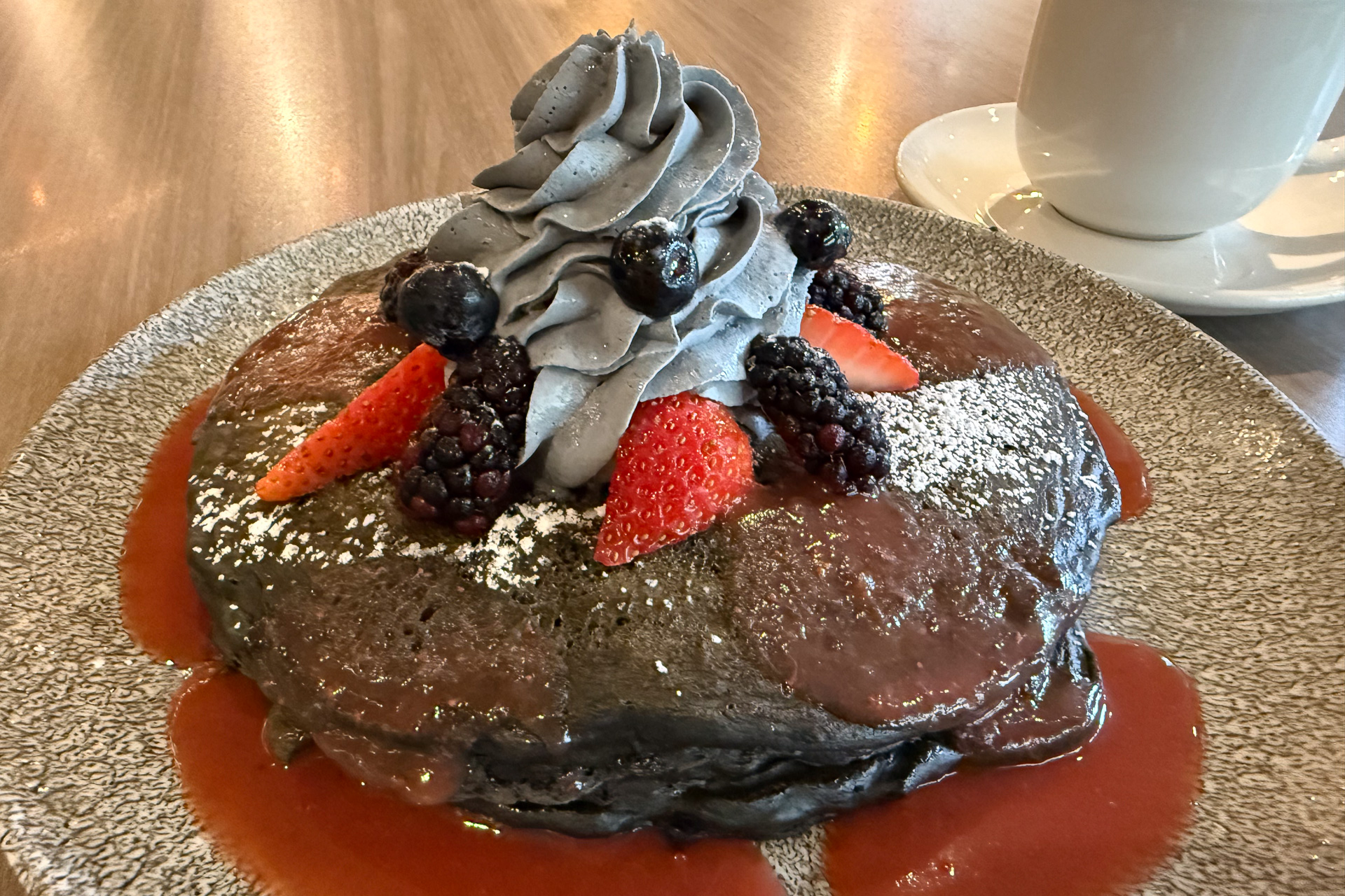 シグネチャーメニューのチャコールパンケーキ（20ドル）をいただいてみた。写真では伝わらないが、大人の顔くらいの大きさがあるのでシェアした方がよいかも