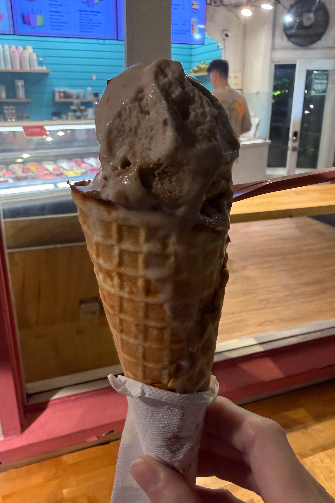 仮にデュークス レーンのなかが閉まっていても、クヒオ通りを1ブロック西に歩くとイル ジェラートがもう1店舗ある（遅くまで開いている）