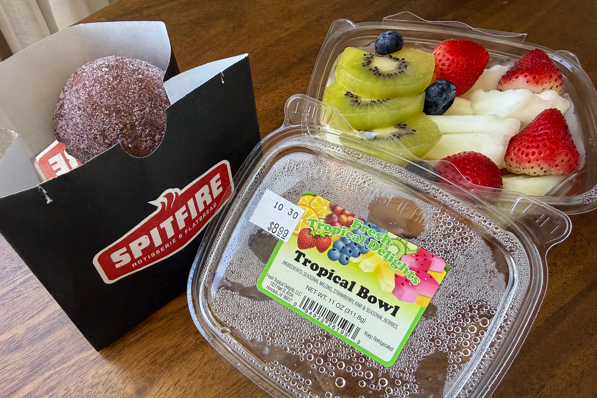 ある日の朝食は、ABC Storeのカットフルーツとスピットファイアのマラサダにしてみた（8.99ドル＋3ドル）