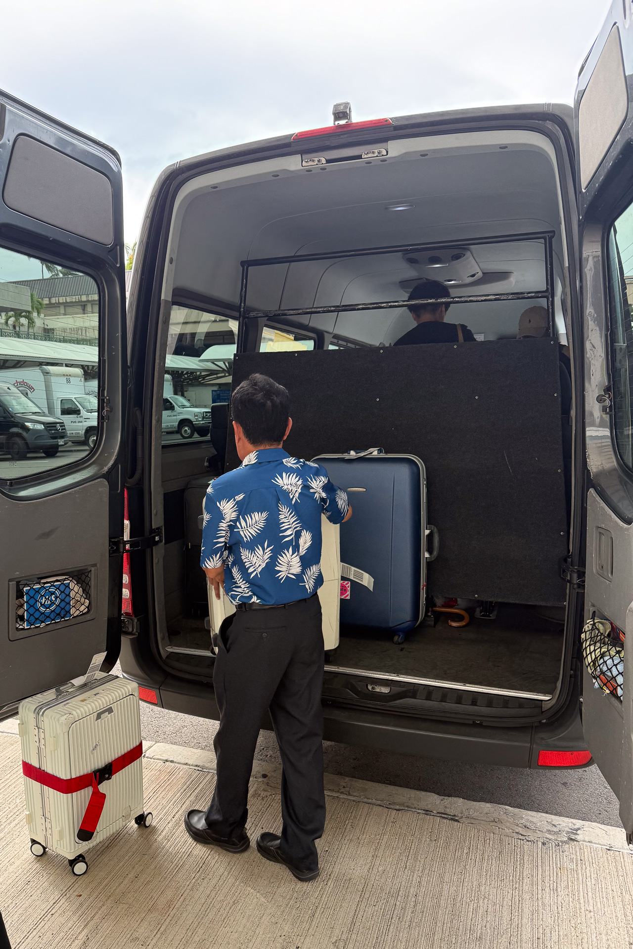 車両後部で荷物を預けたらクルマに乗り込もう