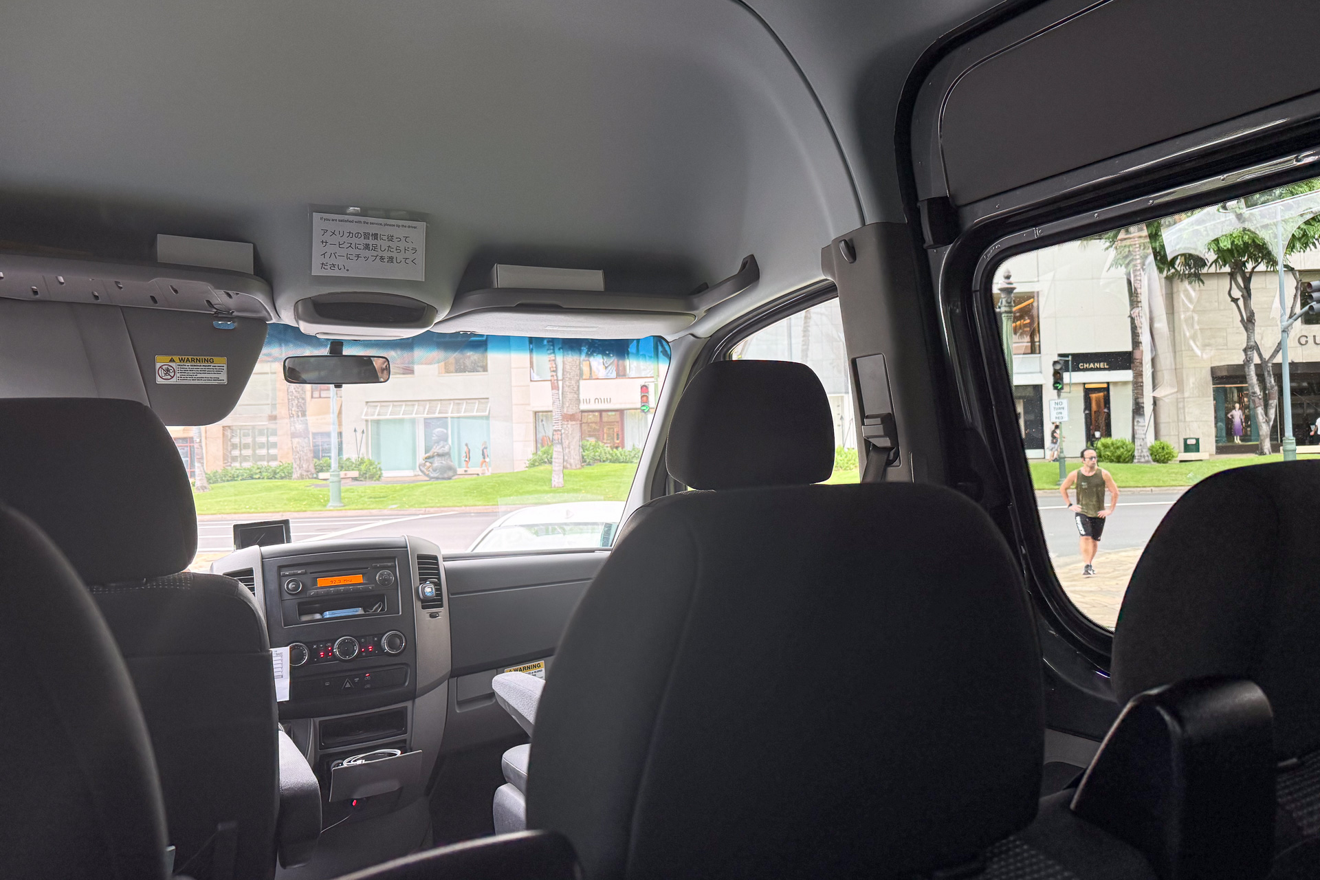 あとはホテルまで身を預けるだけ。降車時のチップを忘れないようにしたい