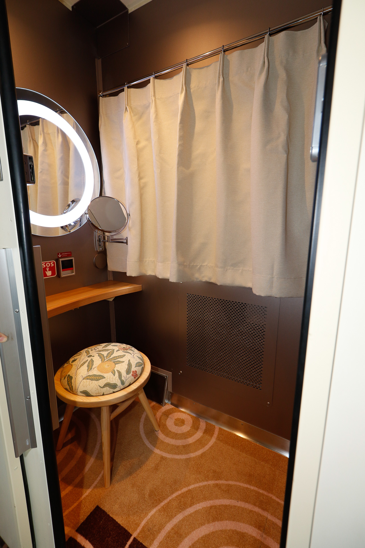 JR西日本の「WEST EXPRESS銀河」に設置されている女性用パウダールーム。可動式の小鏡やスツールまで用意しているという気合いの入り方