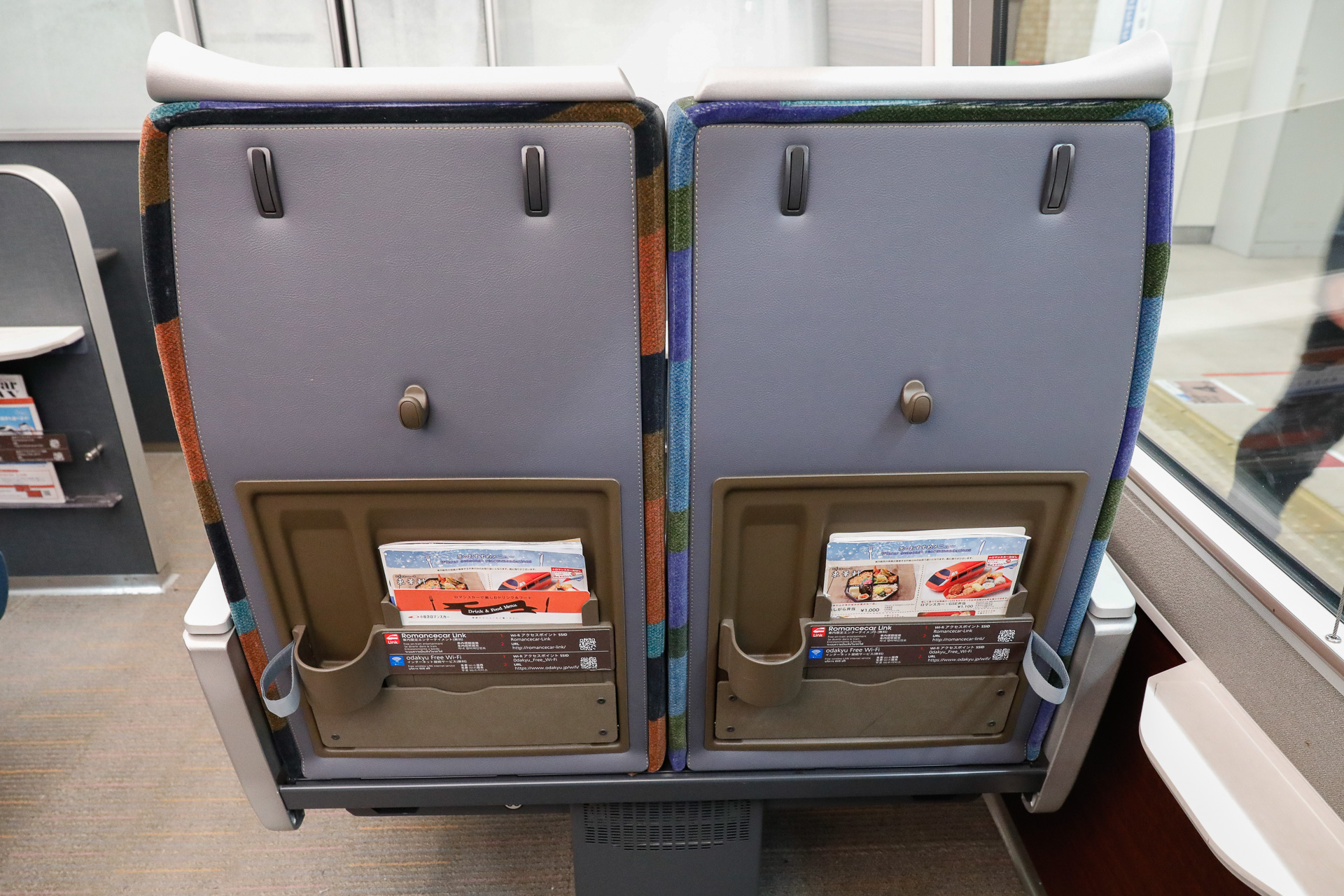 その70000形GSE車の腰掛。脚台をT字形にして、支柱の左右に荷物を置けるようにしている