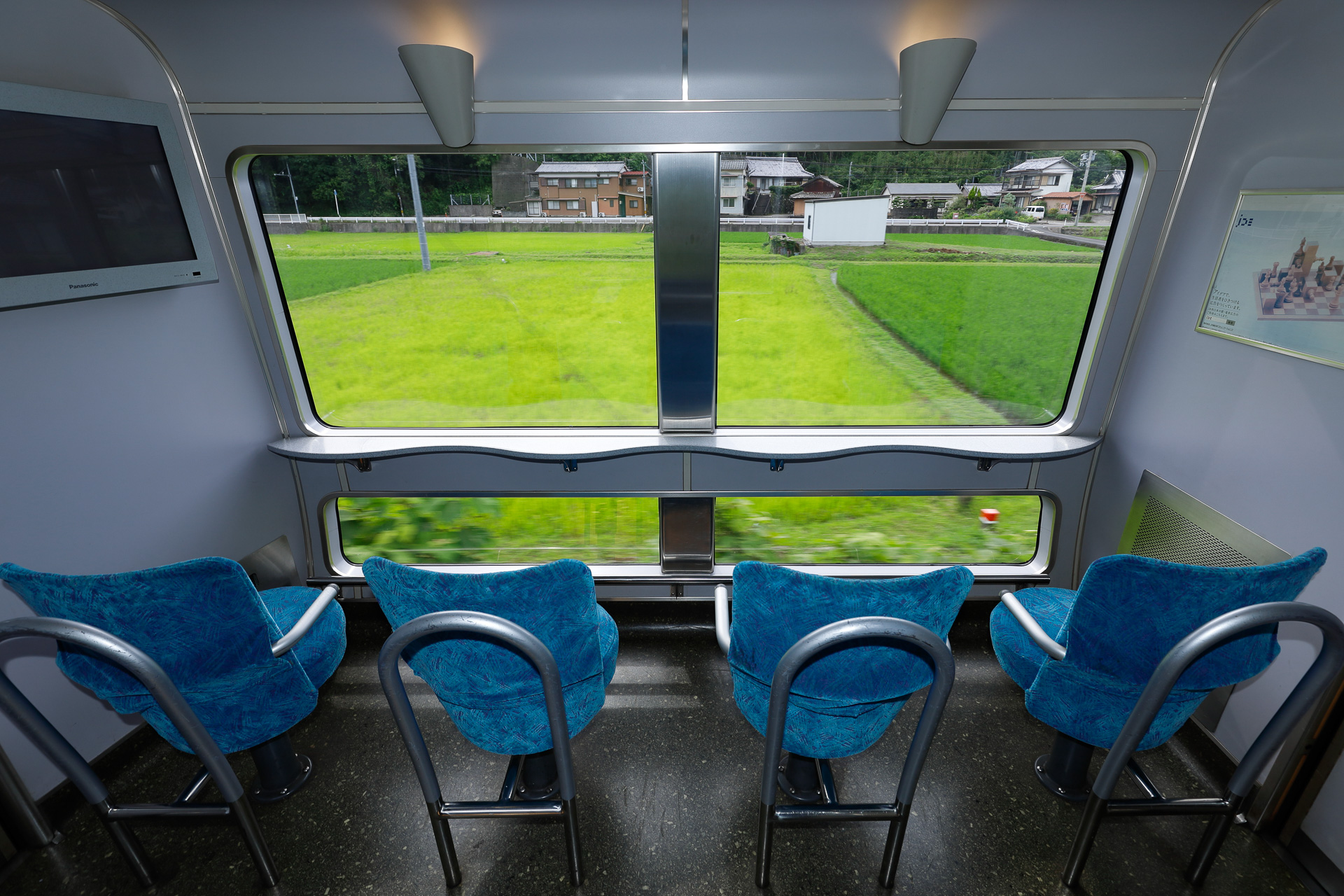 その283系基本編成の3号車・大阪方の車端にある展望ラウンジ。海側だけ側窓が増やされているのが分かる