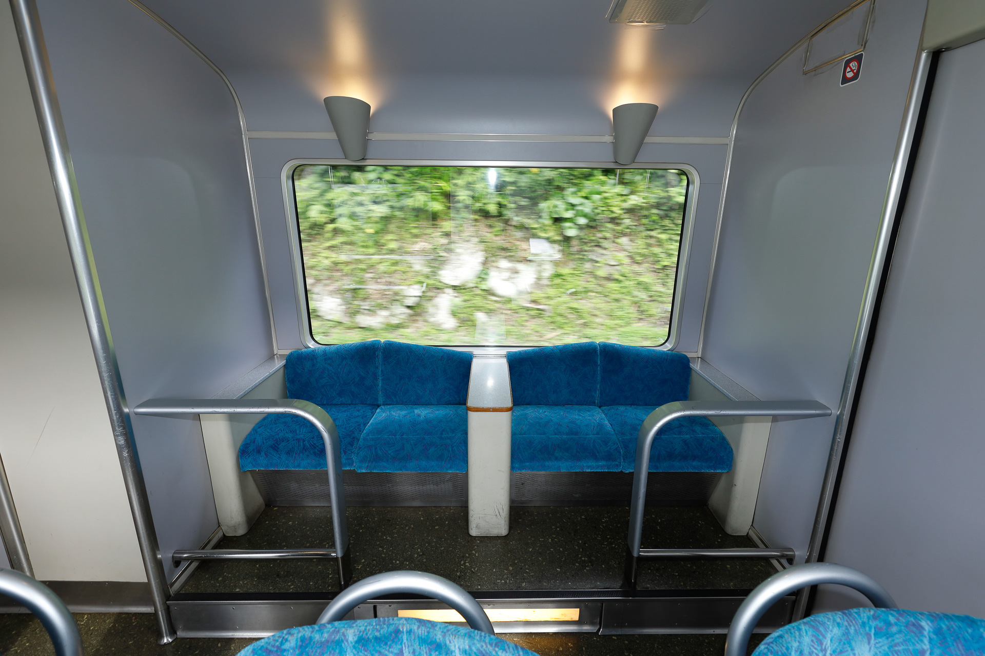 通路を隔てた山側にも、海側を向いた腰掛が設置されている。つまり山側を見ることは想定されていない設計