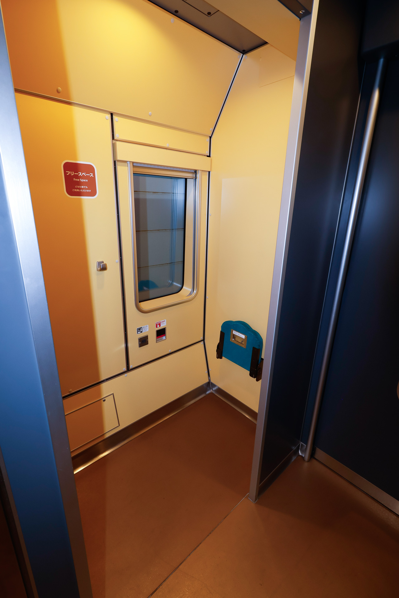 その273系の3号車に設けられているフリースペース