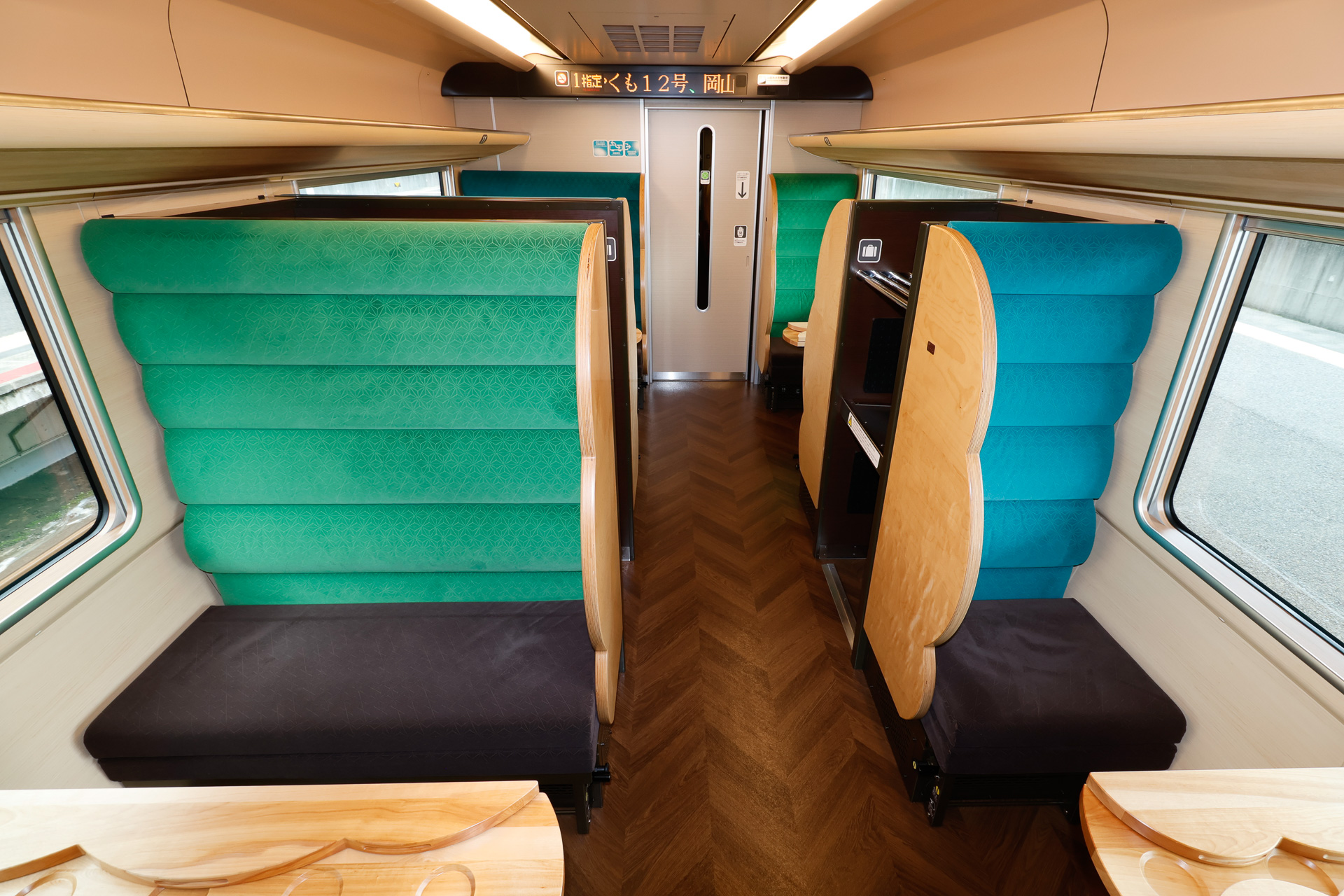 1号車の半室はグリーン車、残る半室はセミコンパートメント（写真）。区画の境界部分に大型荷物置場がある様子も分かる