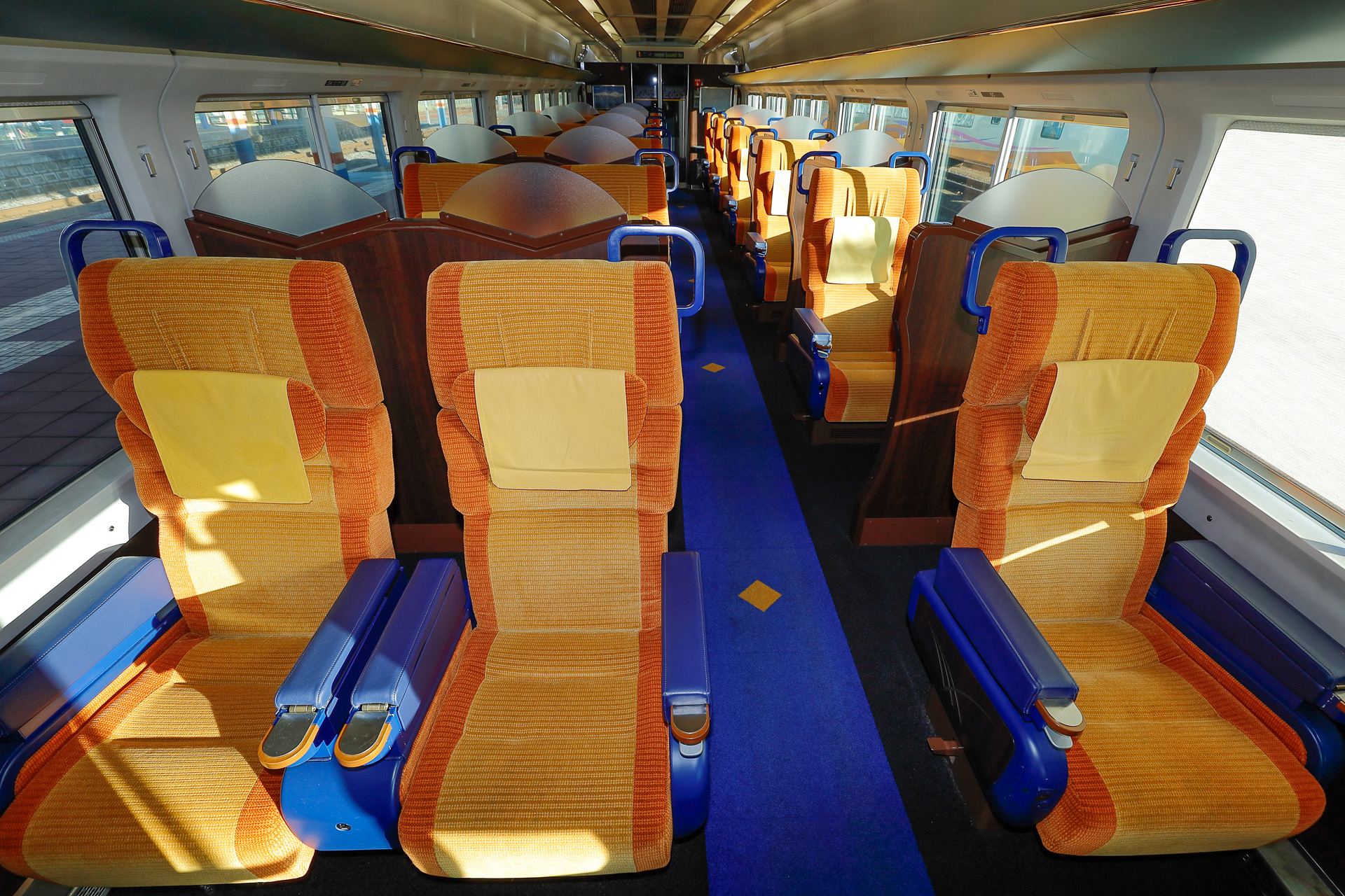 そのグリーン車の車内。写真では左側が海側となる