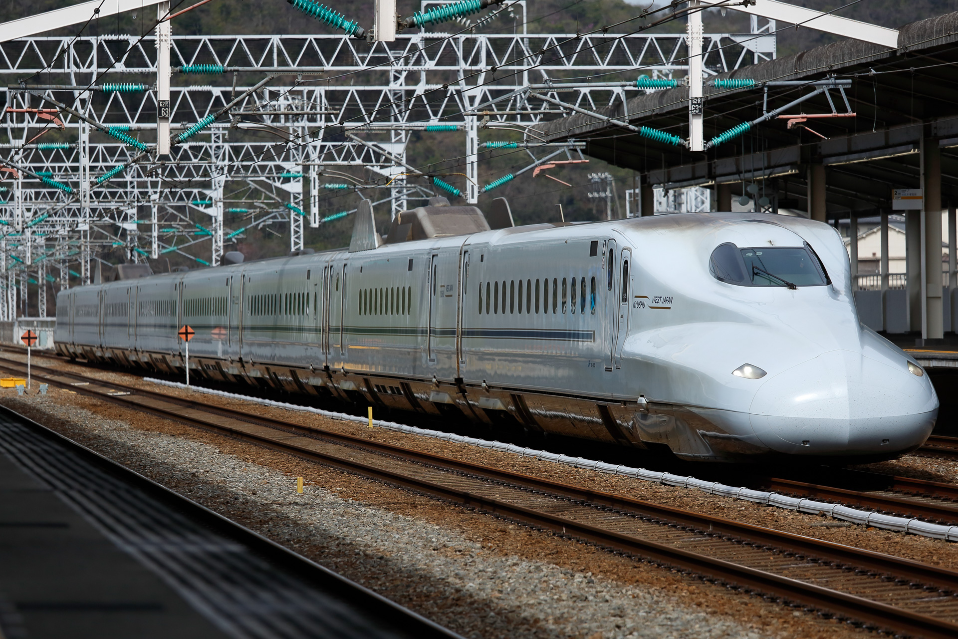 「さくら」「みずほ」などで使われている、JR西日本のN700系7000番代。JR九州の8000番代も同一仕様