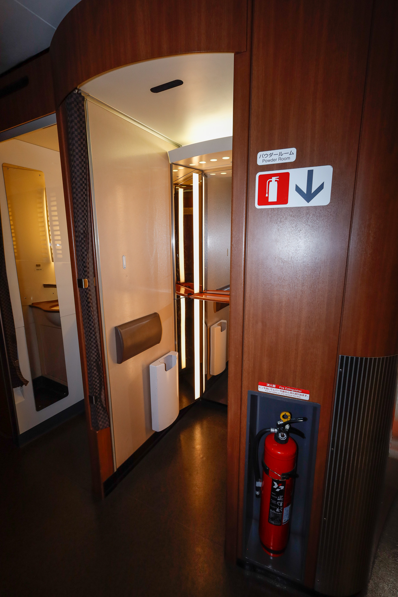 そのN700系7000/8000番代の5号車新大阪方端部には、パウダールームが設置されている