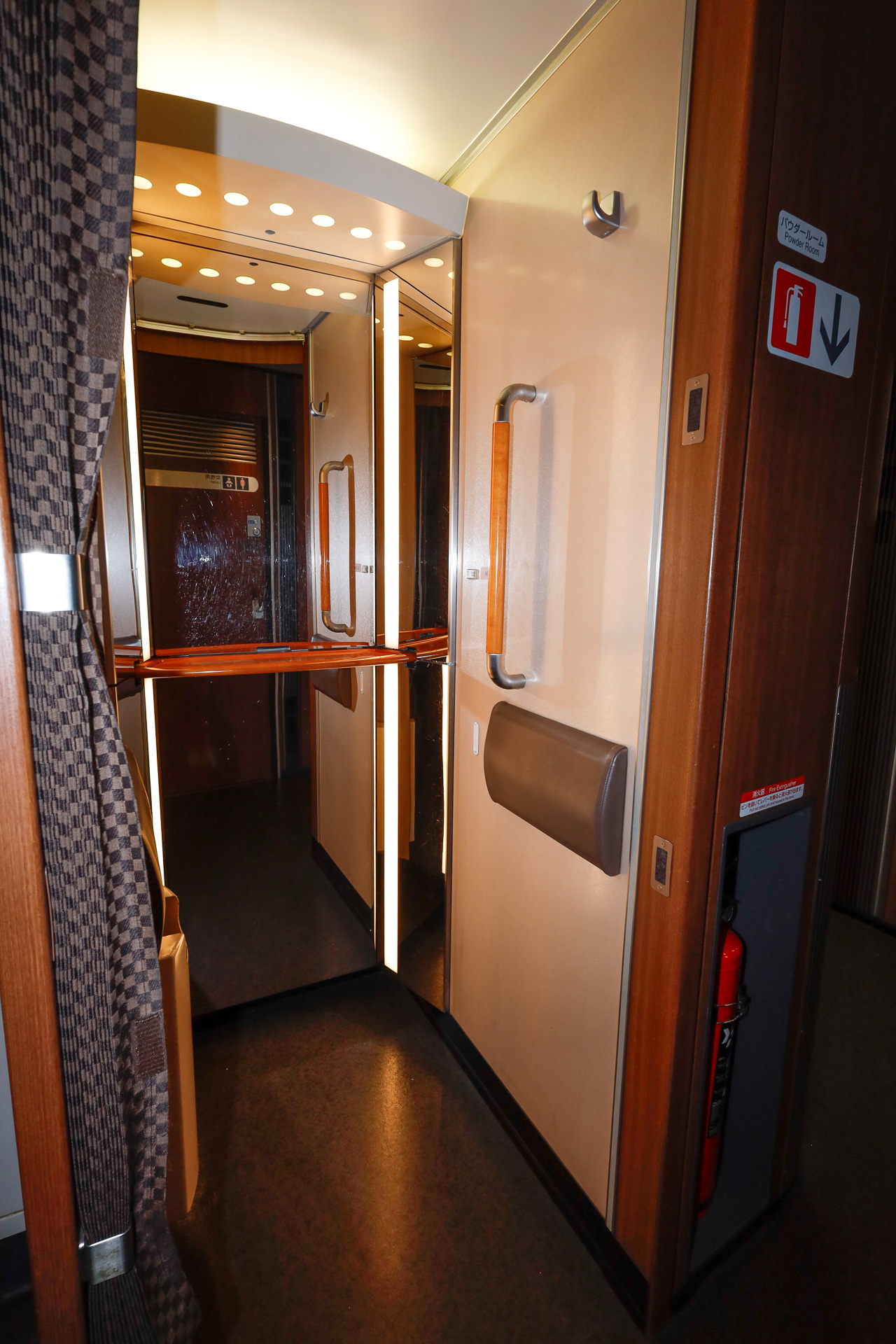 内部はこんな設えで、全身が映るように設計された三面鏡、テーブル、くず物入れなどがある。用途に合わせて照明にも工夫が凝らされている