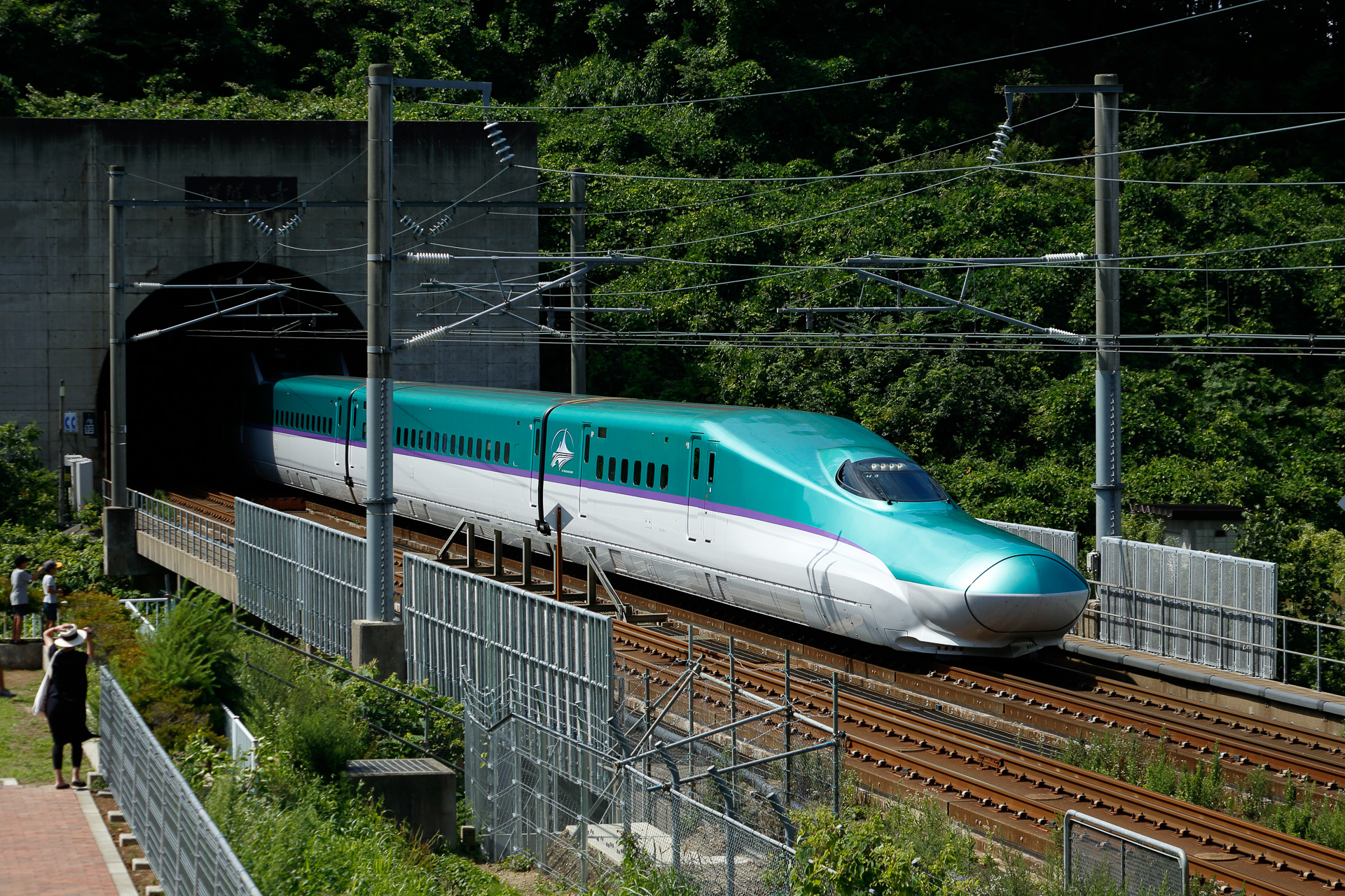 東北・北海道新幹線のE5系とH5系（写真）、それと北陸新幹線のE7系・W7系には、女性用洗面所・トイレの設備がある