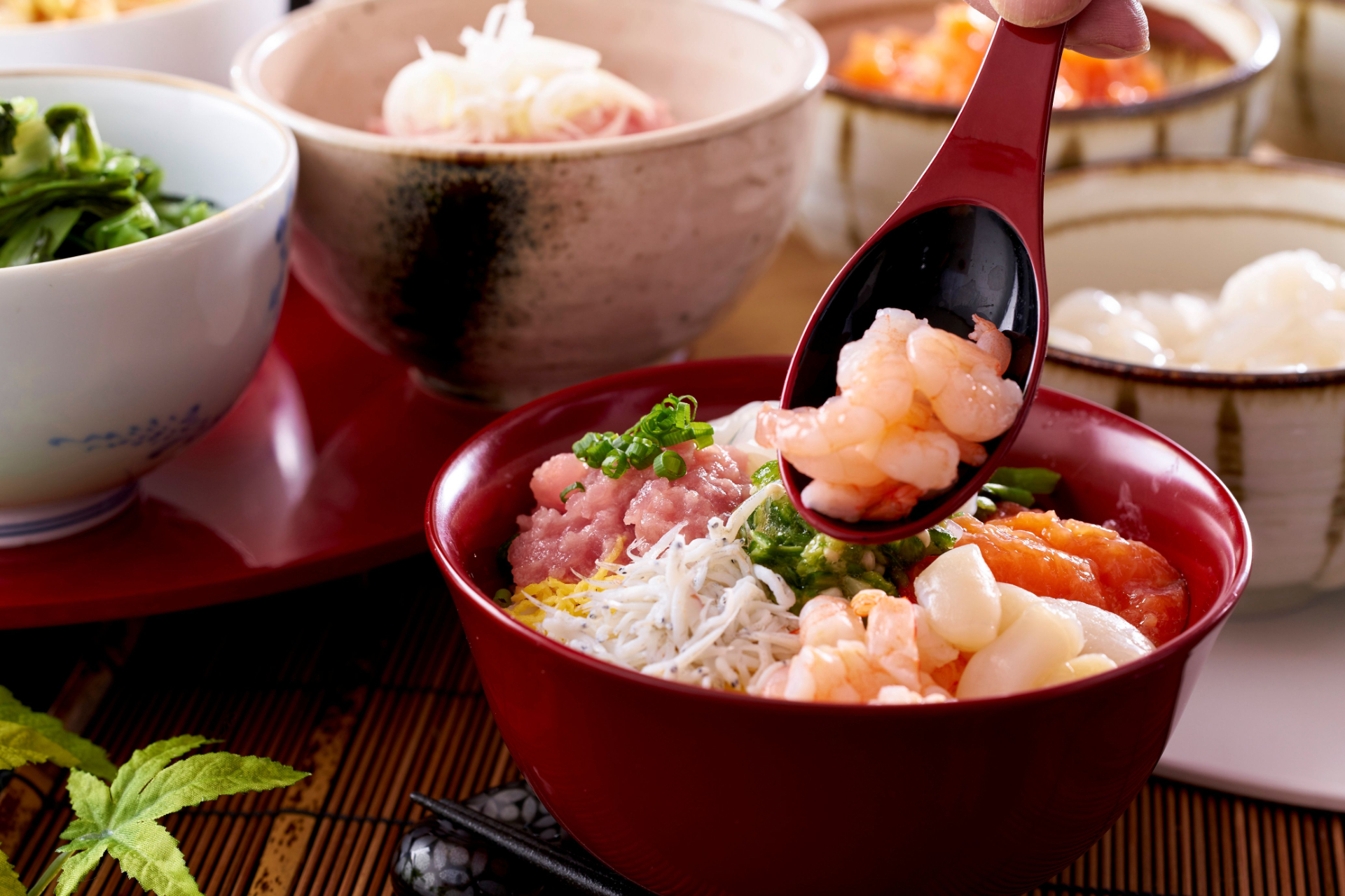 週末のランチバイキングならステーキや人気の具材が追加されたのっけ丼も食べ放題