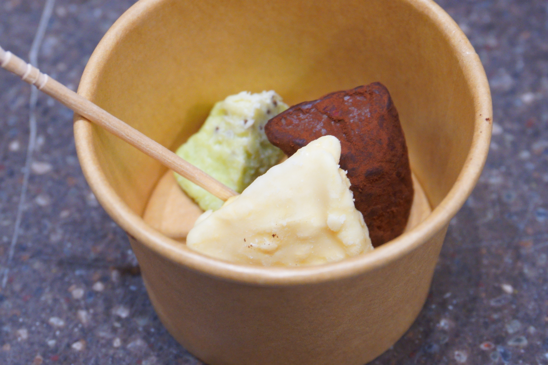 右上から時計回りに、カカオトリュフ クランベリー、しみこみチョコ パイナップル、しみこみチョコ キウイ